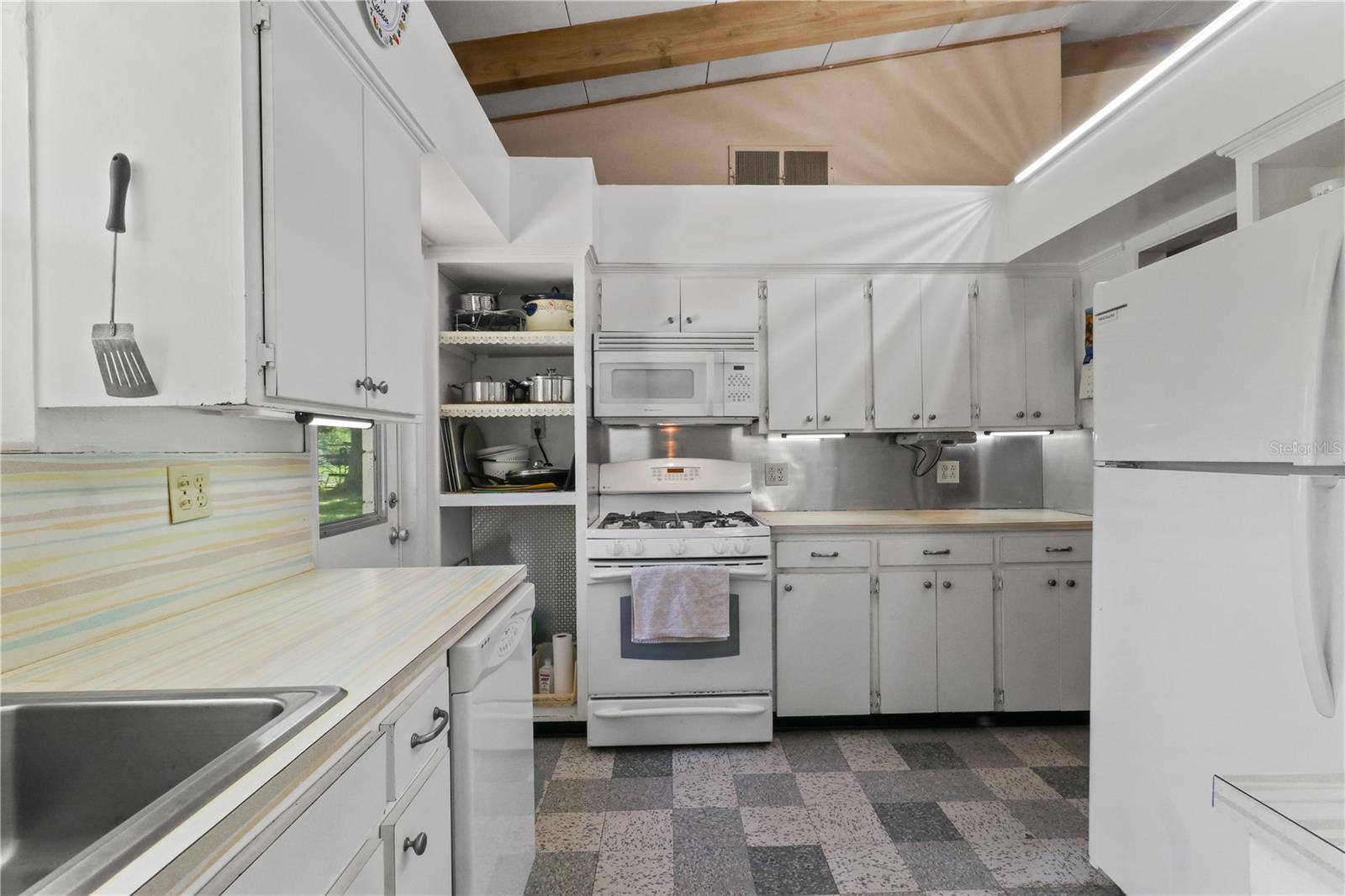LAKE LOUISE ESTATE - Residential