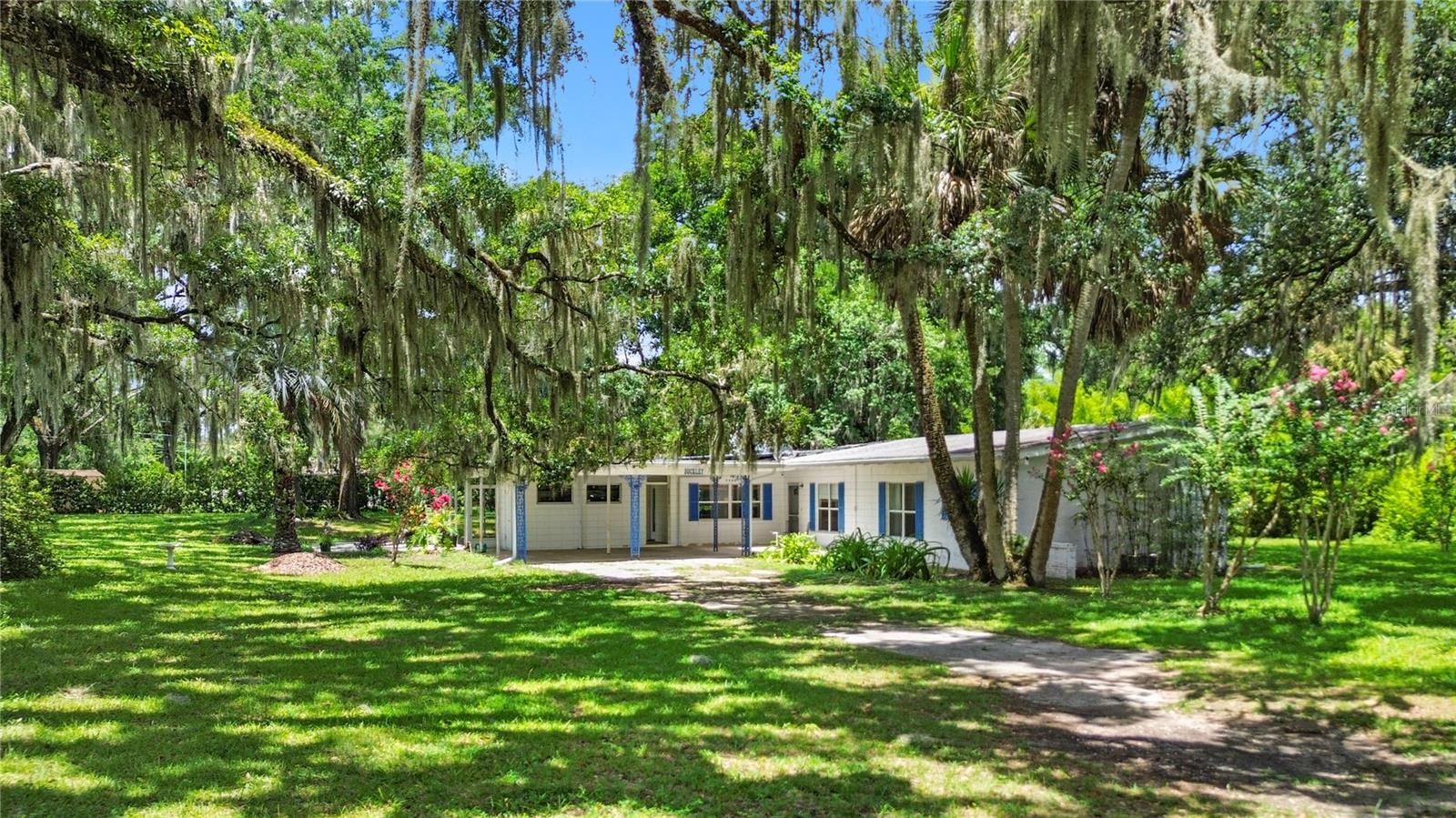 LAKE LOUISE ESTATE - Residential