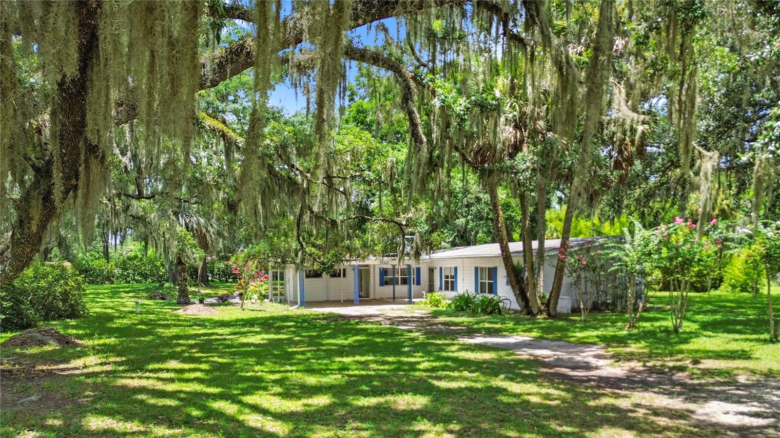 LAKE LOUISE ESTATE - Residential