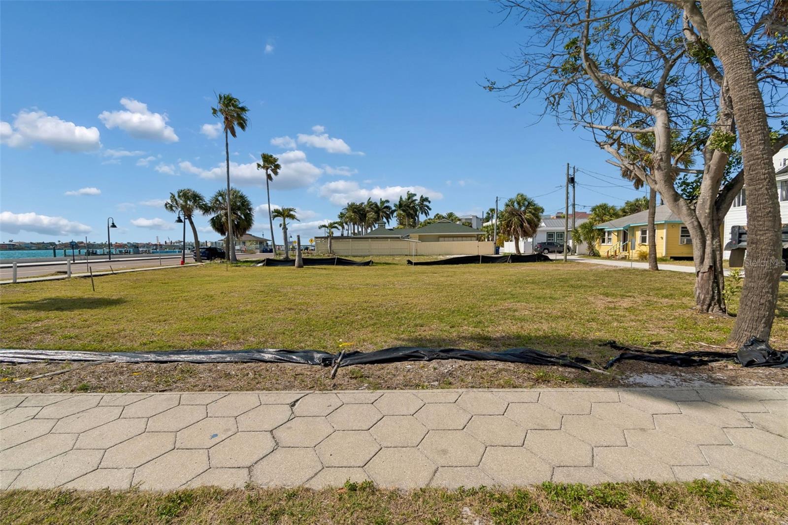 MOREY BEACH - Land