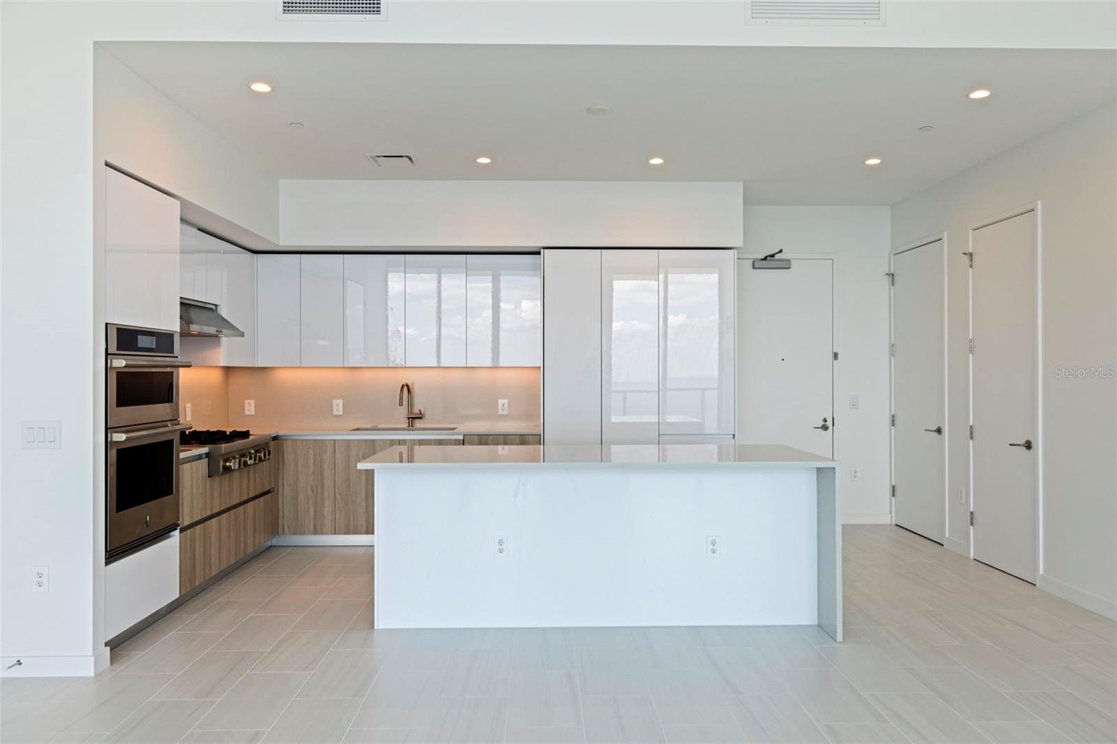 CONDO RESIDENCES AT 400 CENTRAL - Residential Lease