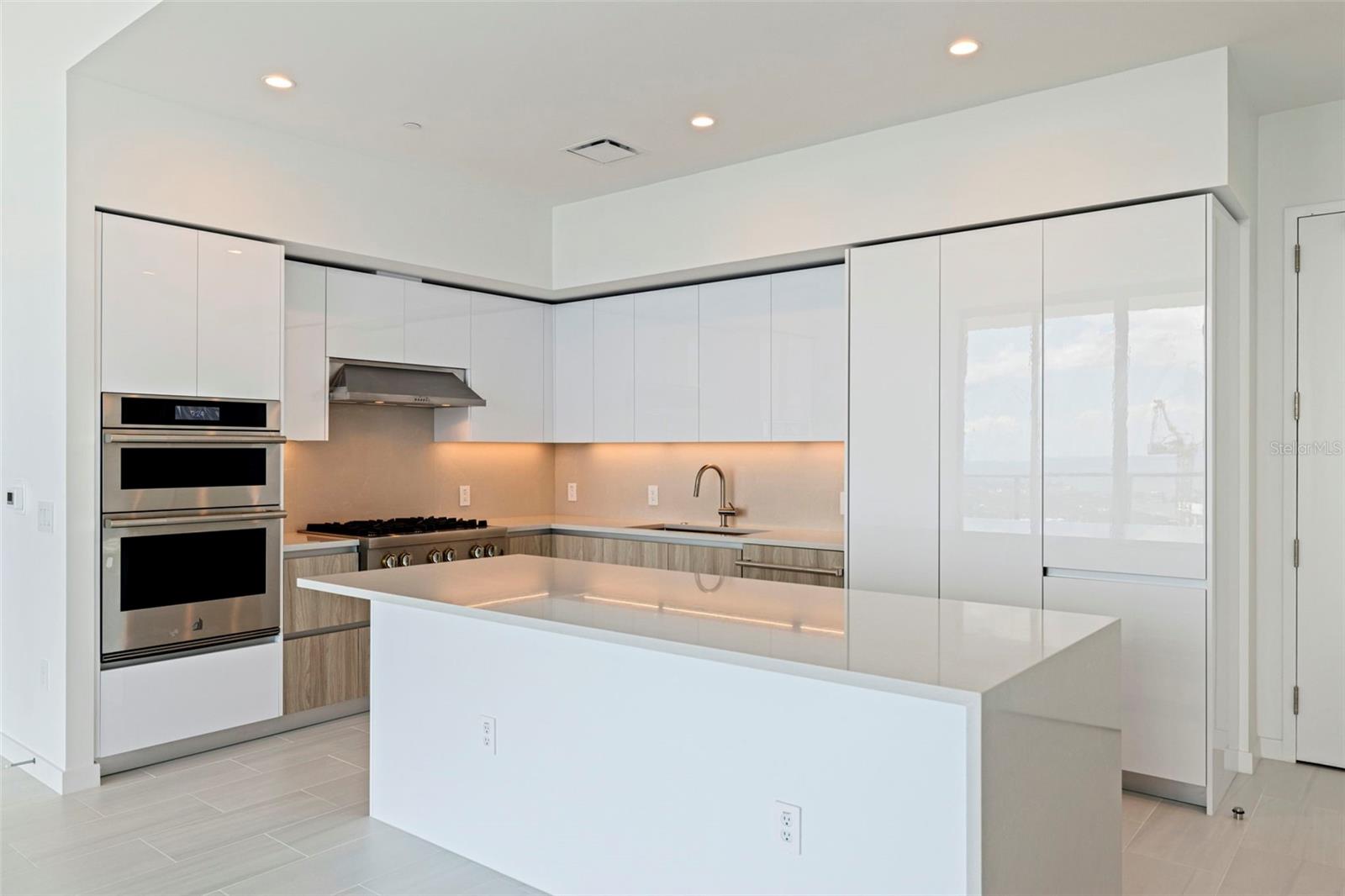 CONDO RESIDENCES AT 400 CENTRAL - Residential Lease