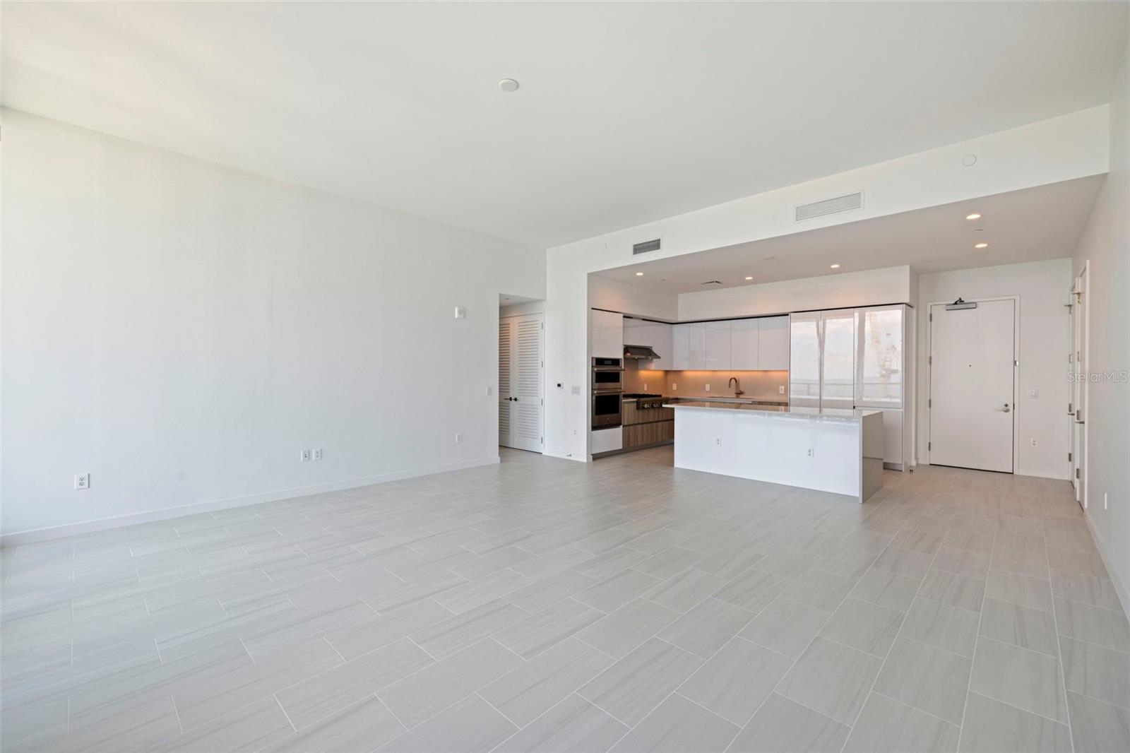 CONDO RESIDENCES AT 400 CENTRAL - Residential Lease
