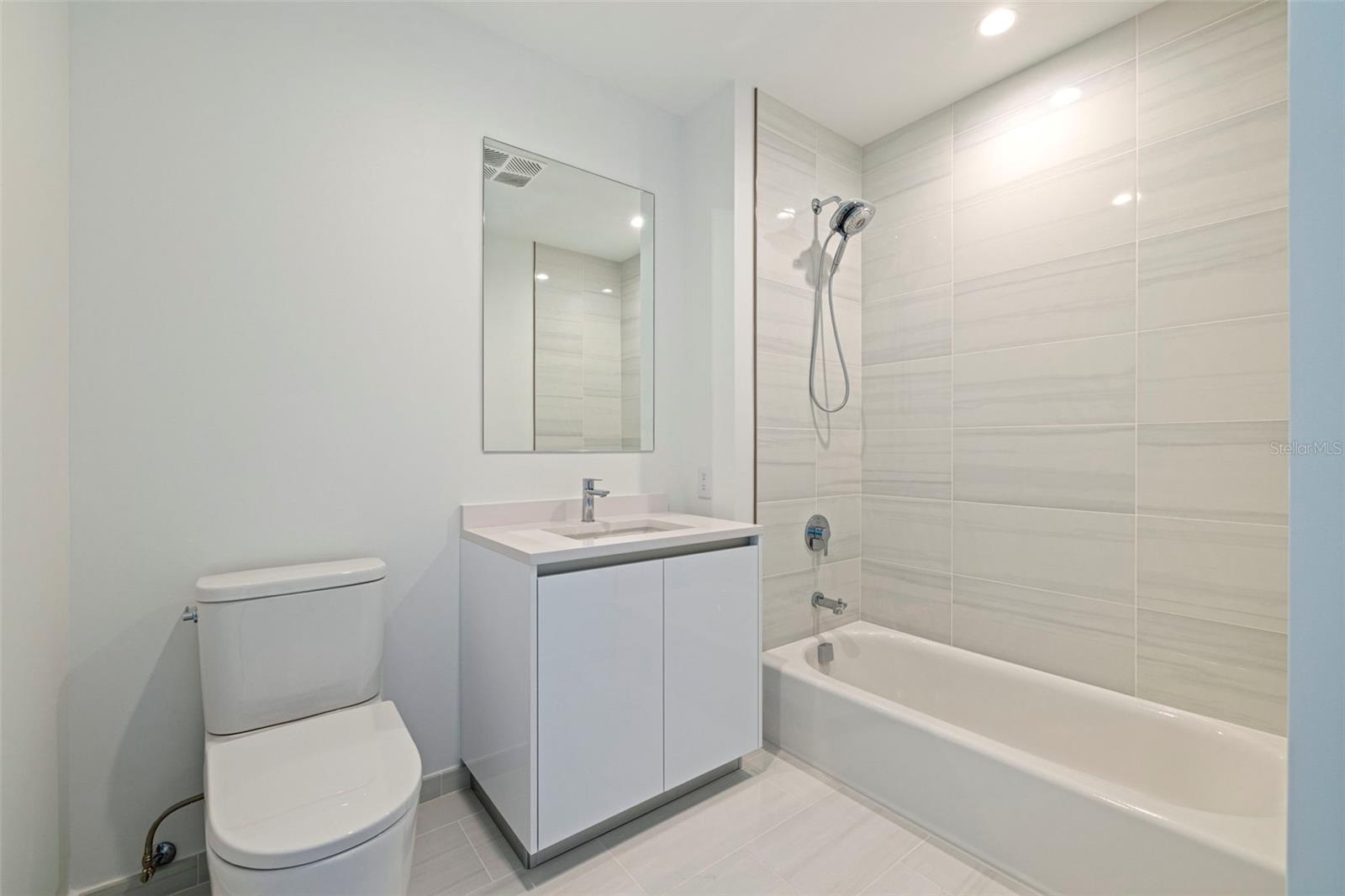 CONDO RESIDENCES AT 400 CENTRAL - Residential Lease
