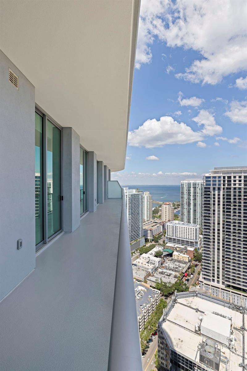 CONDO RESIDENCES AT 400 CENTRAL - Residential Lease