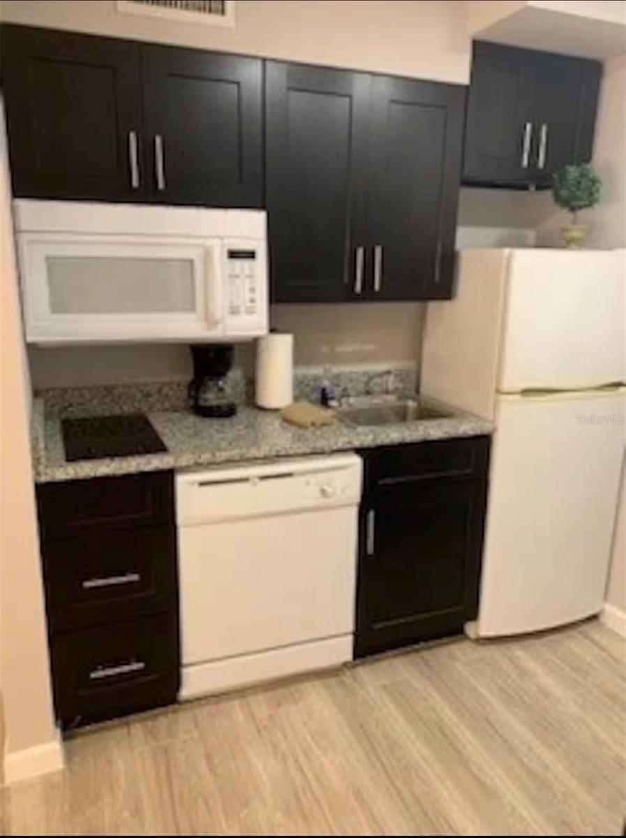 PARKWAY PALMS RESORT MAINGATE CONDO - Residential