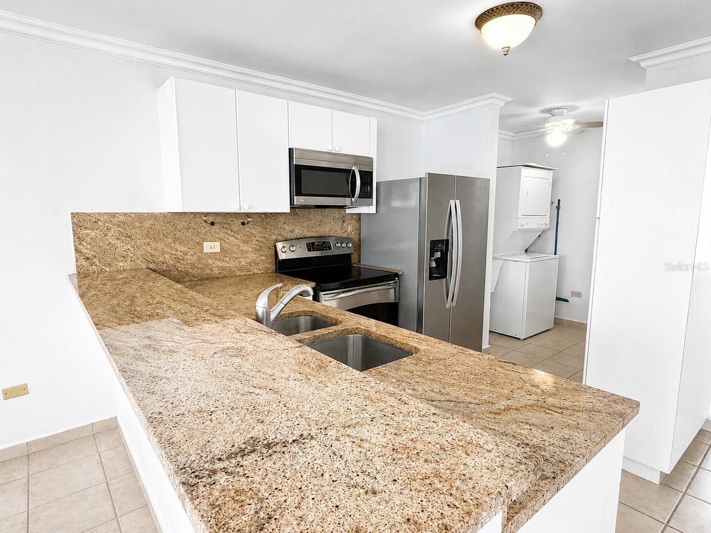 COND. HILLSIDE VILLAGE - Residential Lease