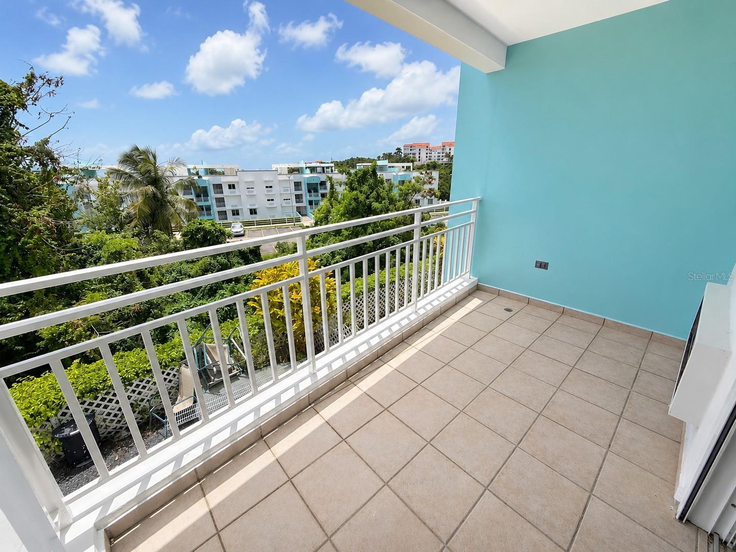 COND. HILLSIDE VILLAGE - Residential Lease