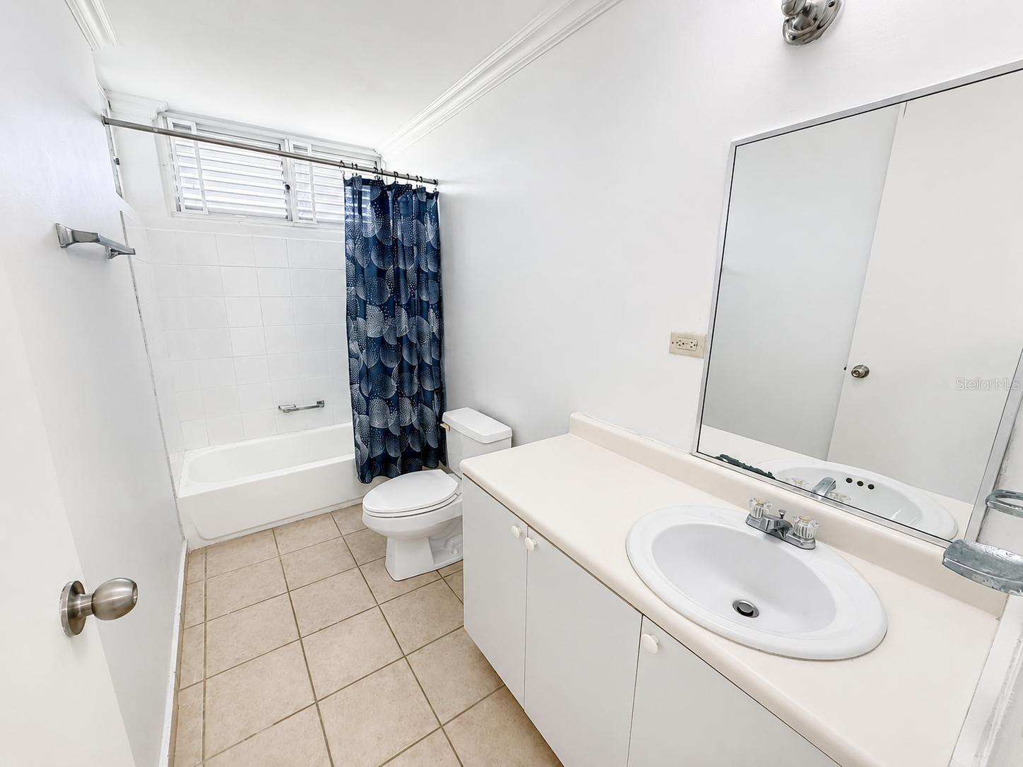 COND. HILLSIDE VILLAGE - Residential Lease