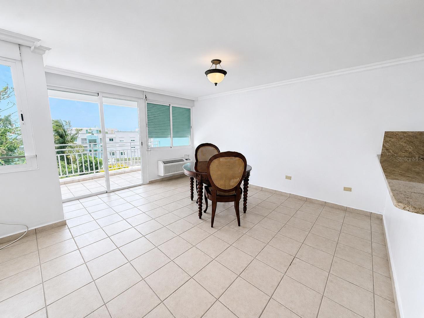 COND. HILLSIDE VILLAGE - Residential Lease