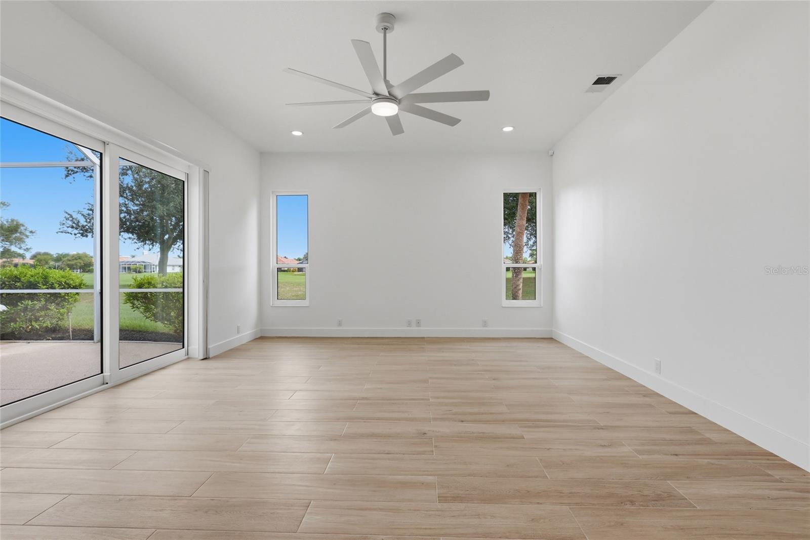 PELICAN POINTE GOLF & COUNTRY CLUB - Residential