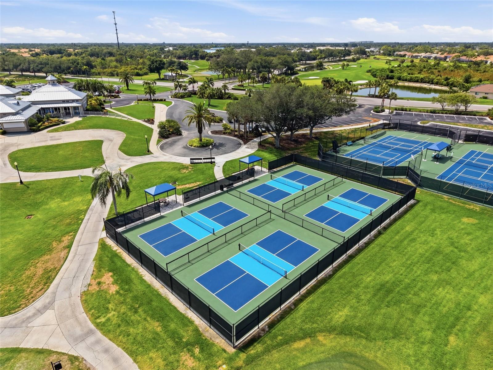 PELICAN POINTE GOLF & COUNTRY CLUB - Residential