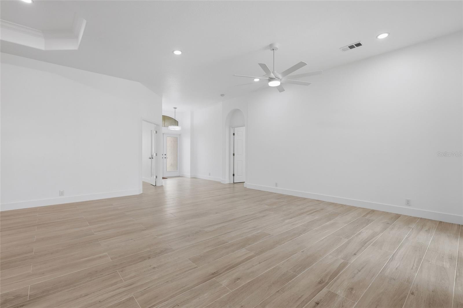 PELICAN POINTE GOLF & COUNTRY CLUB - Residential