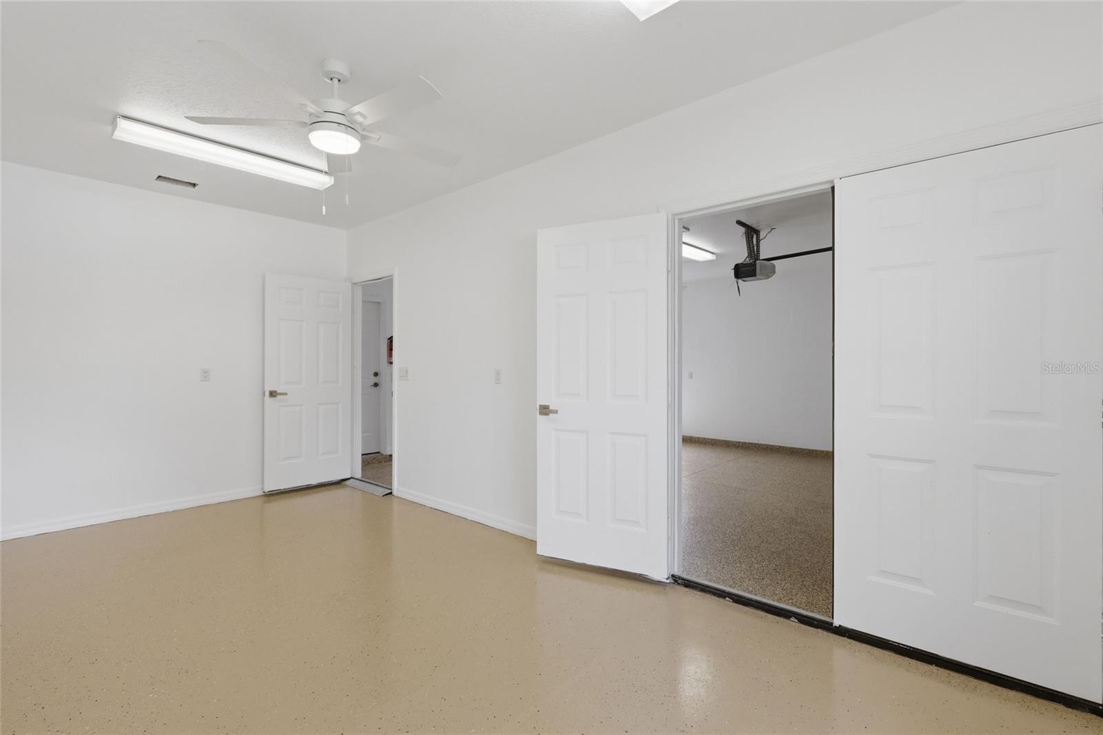 PELICAN POINTE GOLF & COUNTRY CLUB - Residential