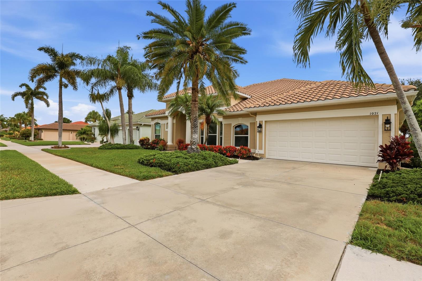 PELICAN POINTE GOLF & COUNTRY CLUB - Residential