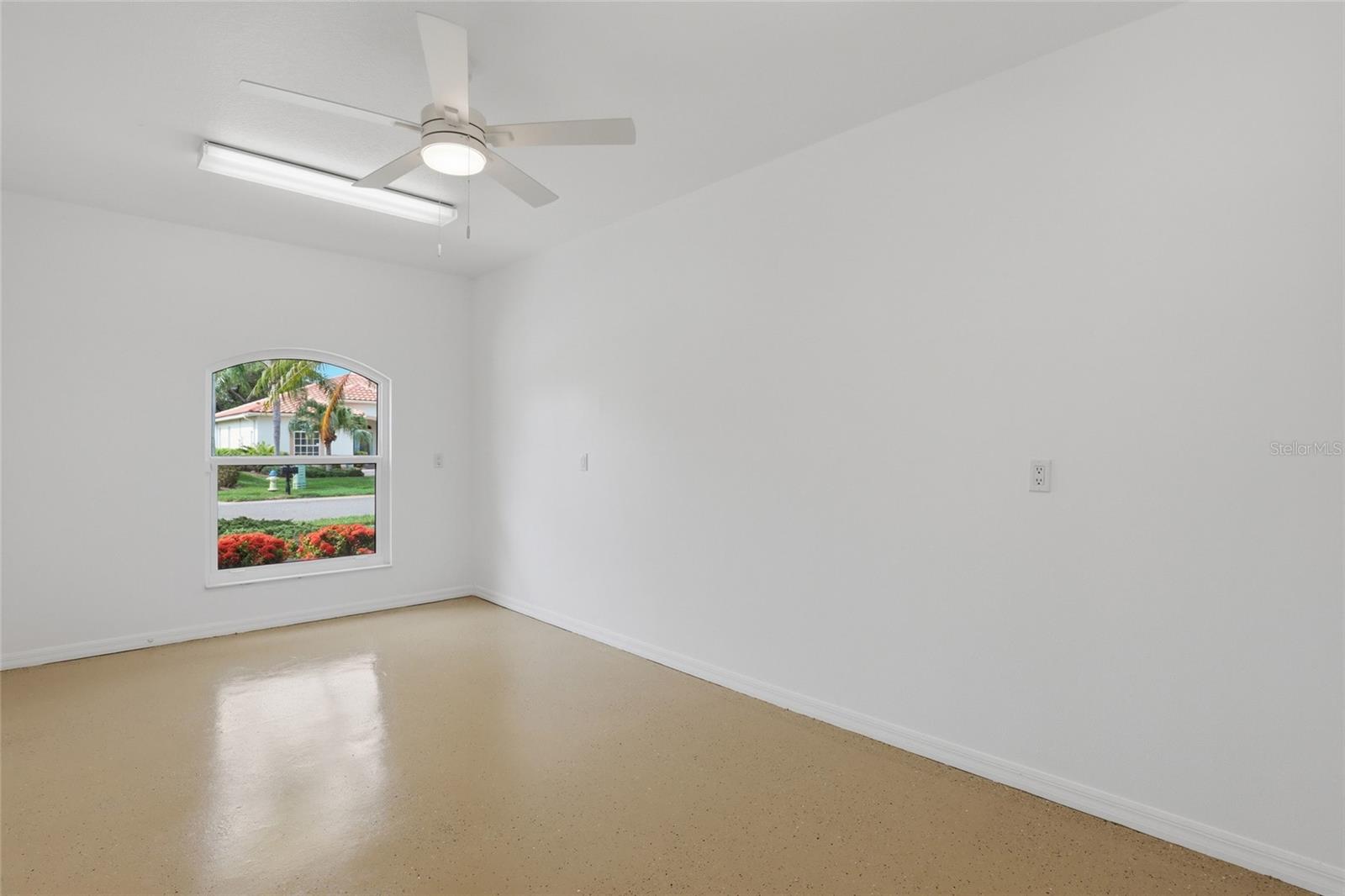 PELICAN POINTE GOLF & COUNTRY CLUB - Residential