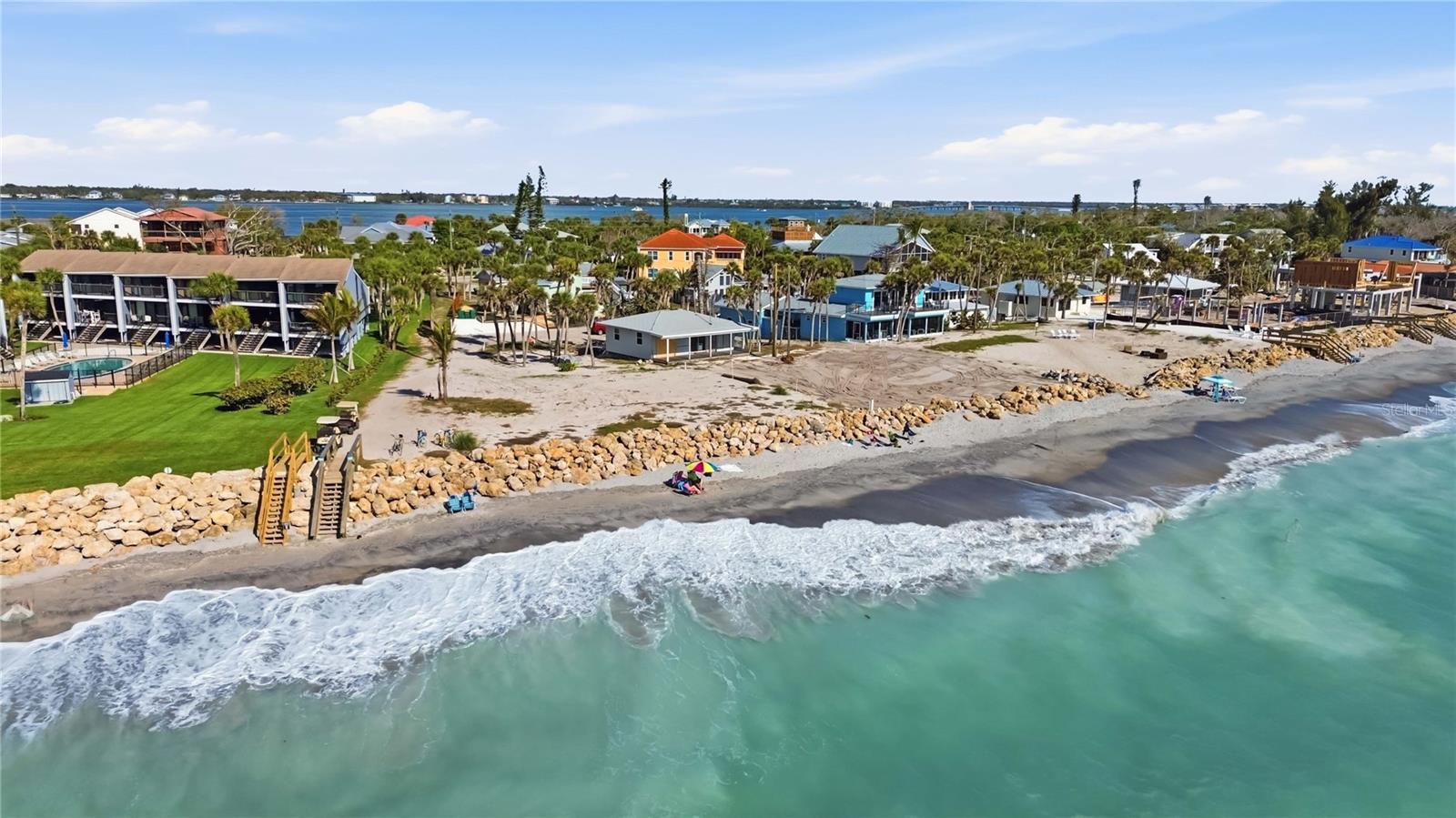 PELICAN SHORES - Land