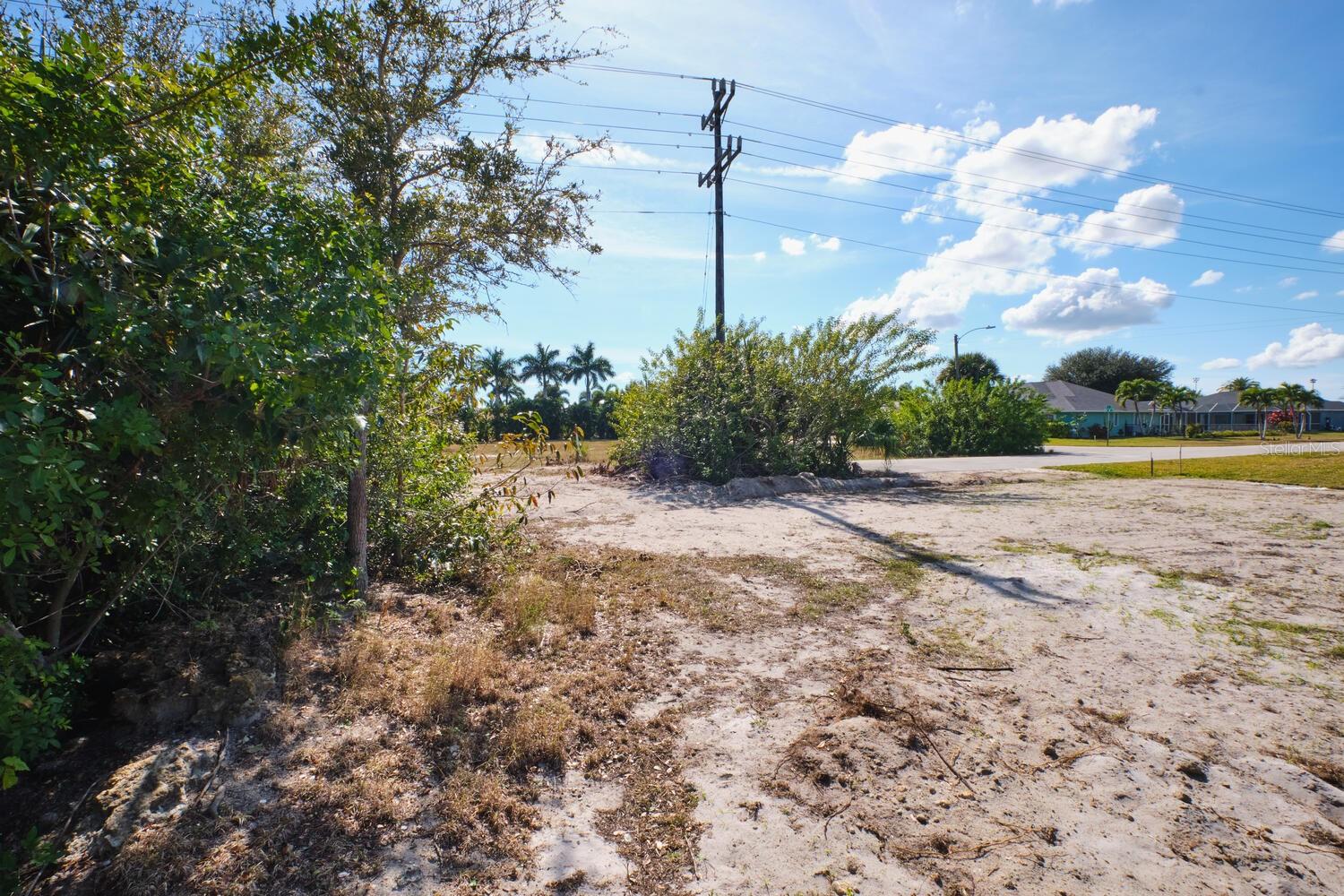 CAPE CORAL - Land