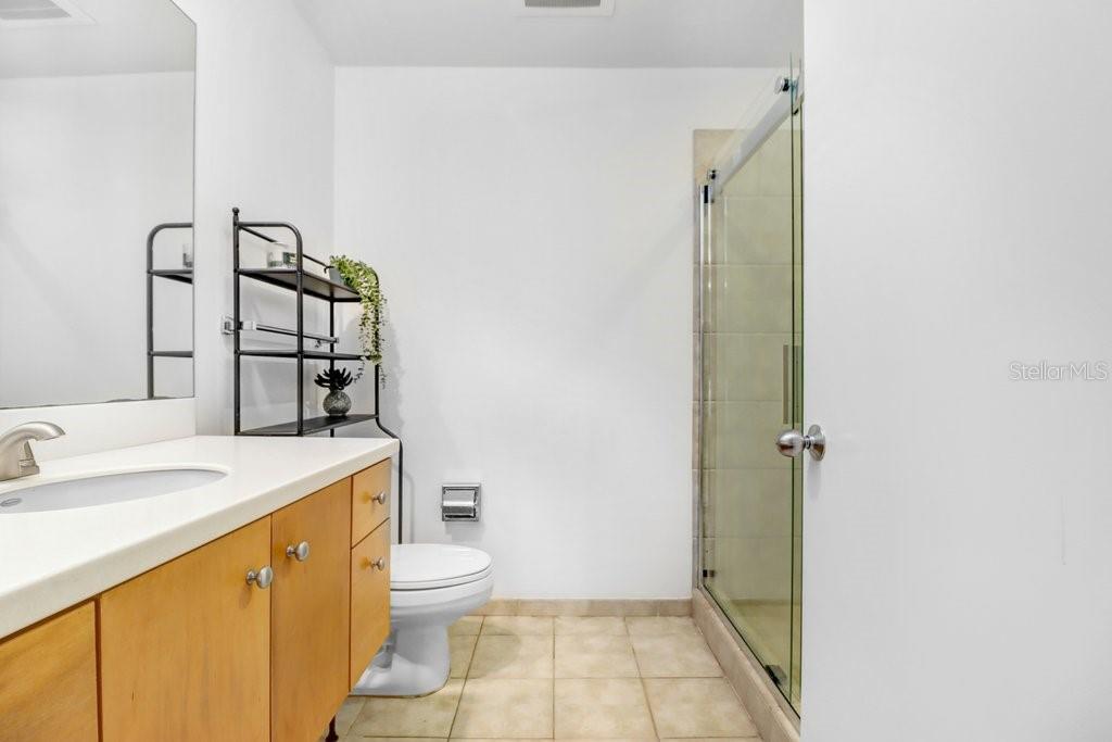 GRAND CENTRAL AT KENNEDY RESID - Residential Lease