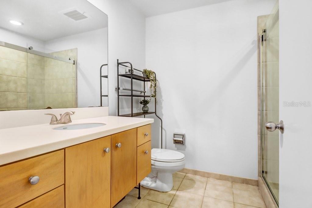 GRAND CENTRAL AT KENNEDY RESID - Residential Lease