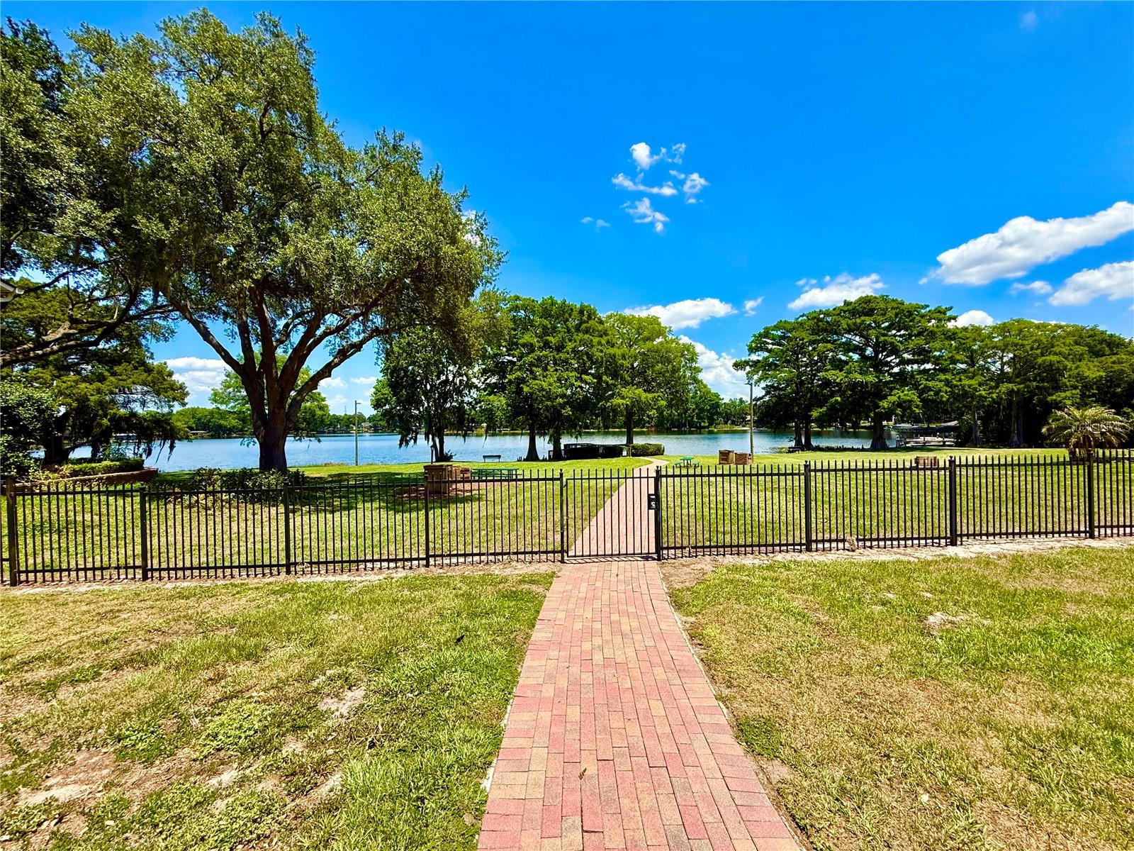 COUNTRY LANE - Residential