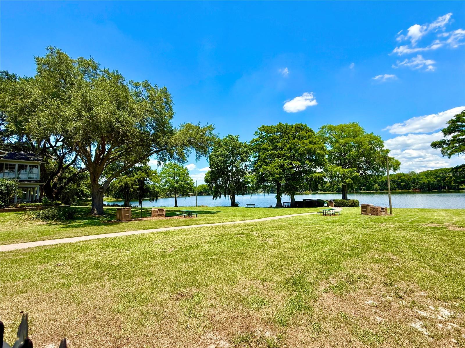 COUNTRY LANE - Residential