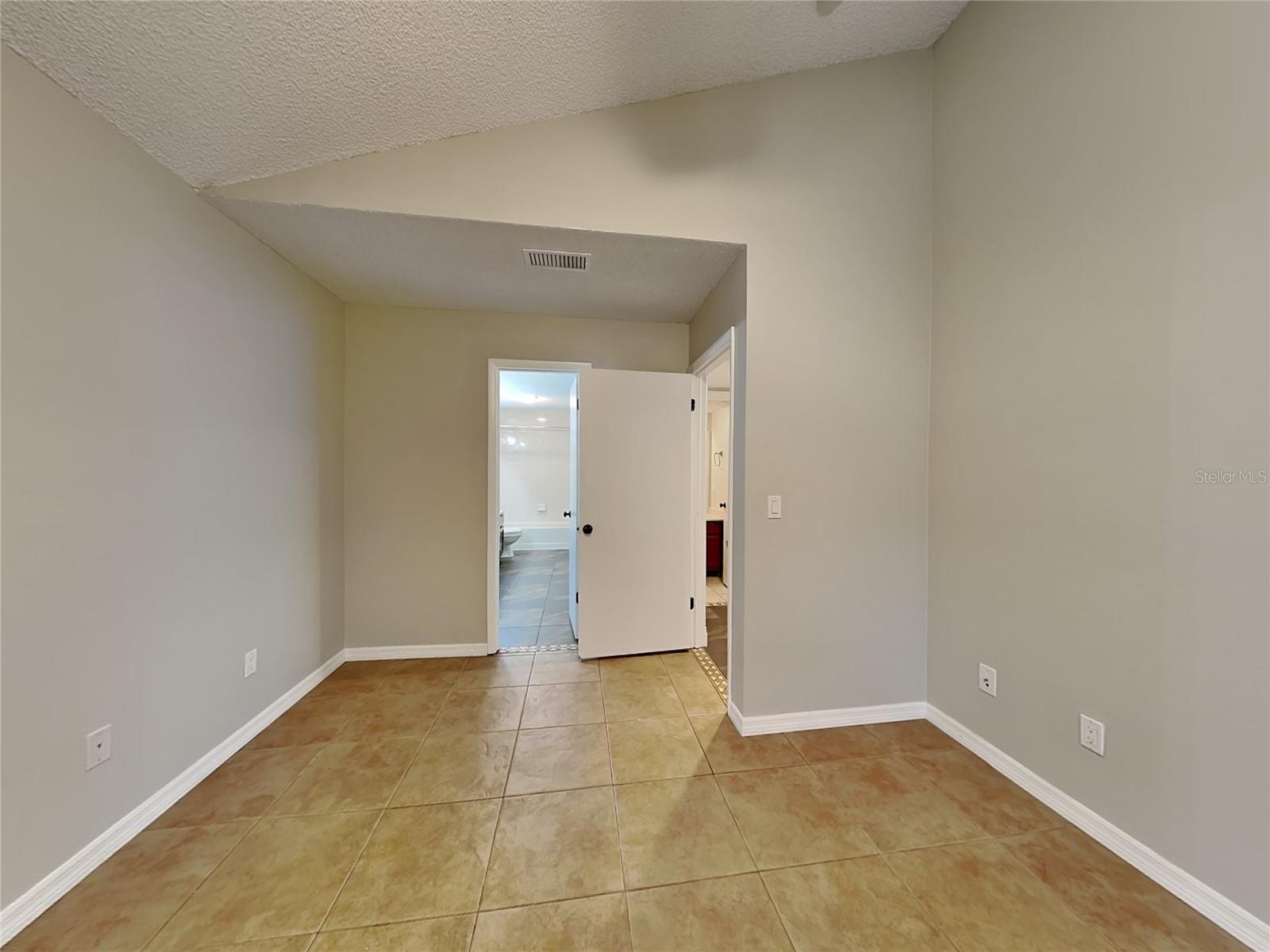 LAKEWOOD AT THE CROSSINGS UNIT 2 - Residential Lease