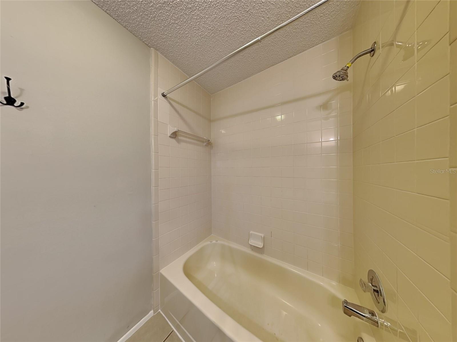 LAKEWOOD AT THE CROSSINGS UNIT 2 - Residential Lease
