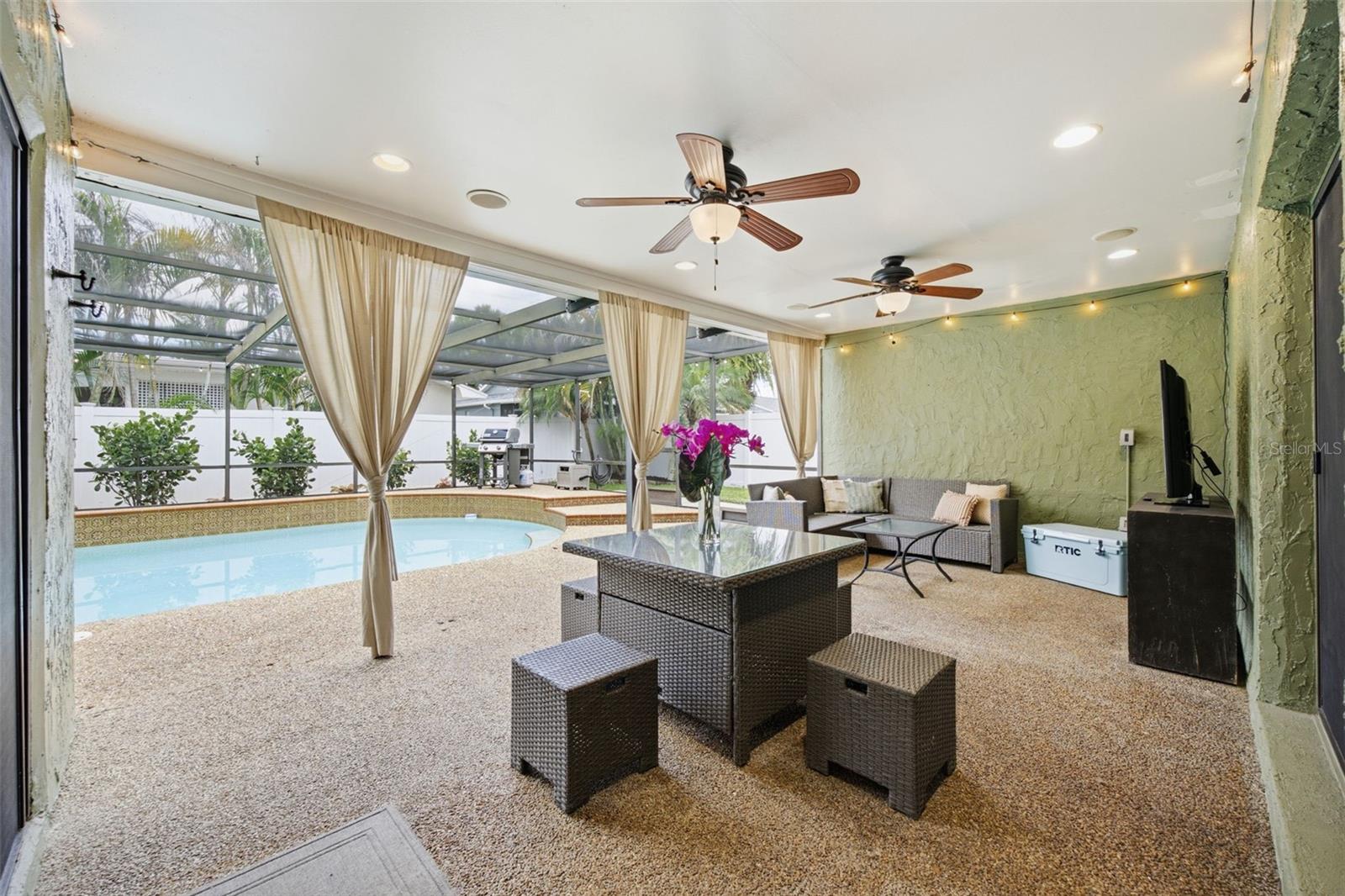 COUNTRY VILLAS - Residential