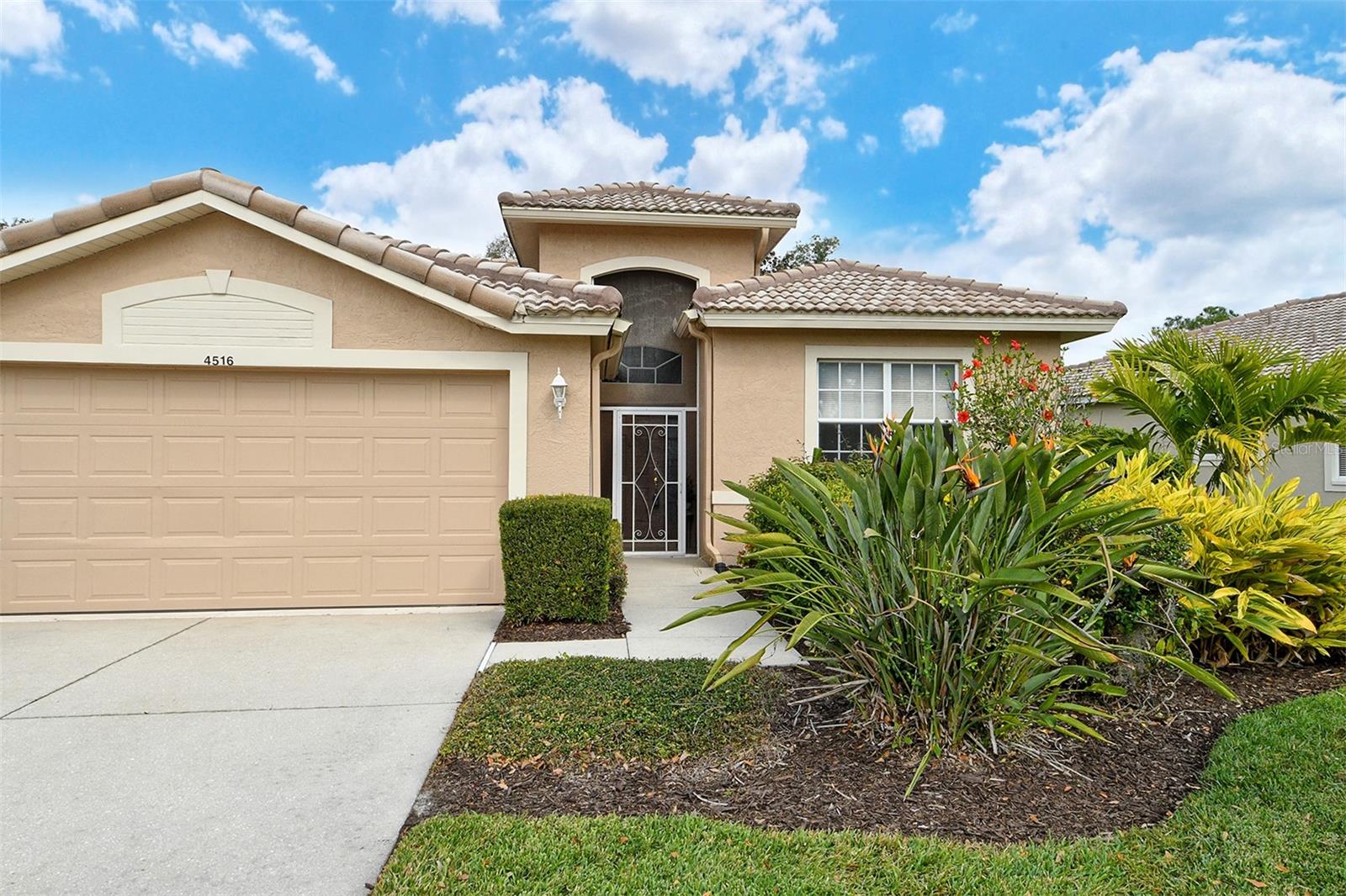 HERITAGE OAKS GOLF & COUNTRY CLUB - Residential