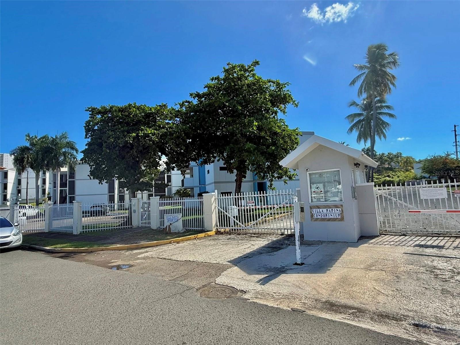 Ample apartment located on the second floor with beautiful view to the marina. 
Storage closet inside the apartment.
Vacation rental accepted.