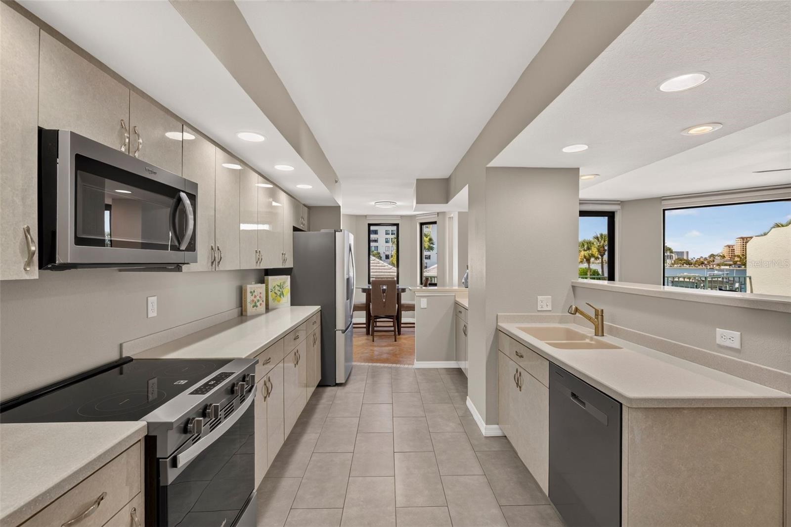 SUNWATCH ON ISLAND ESTATES - Residential