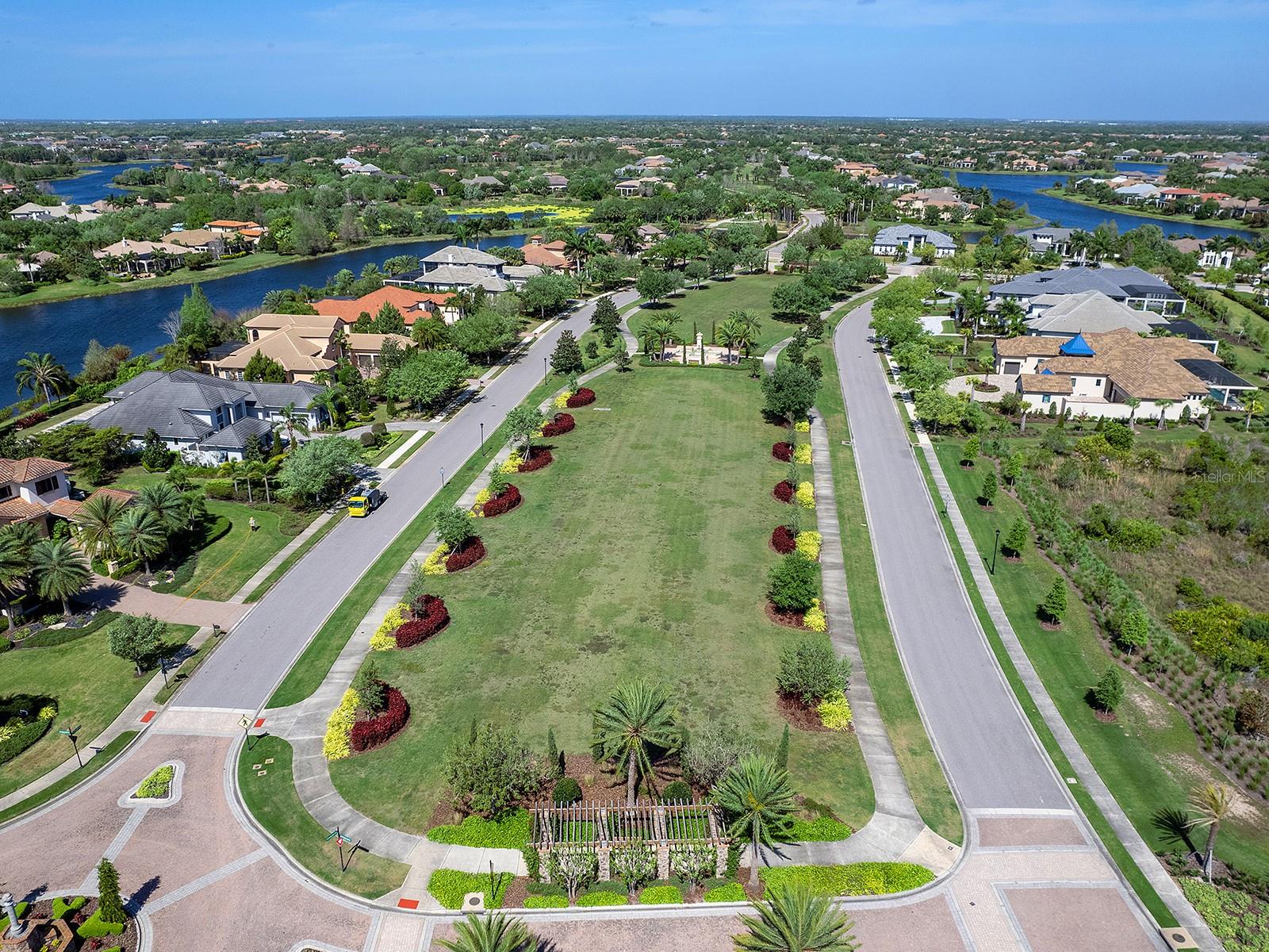 LAKE CLUB - Residential
