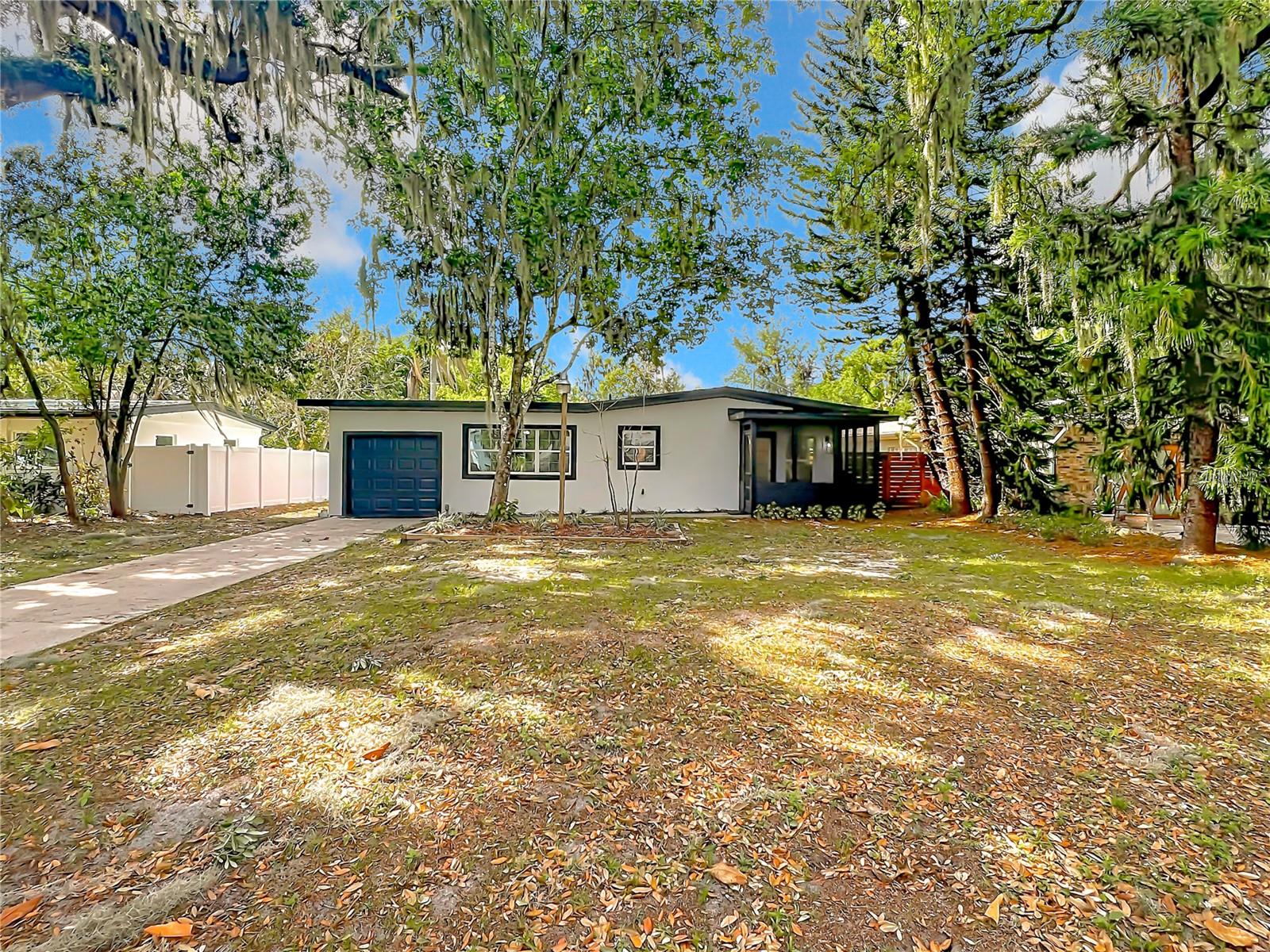 Gorgeous renovated 3bedroom 2 bath in Belle Isle.  Comes complete with new Kitchen, appliances, flooring, roof, ac.  Close to parks and lakes