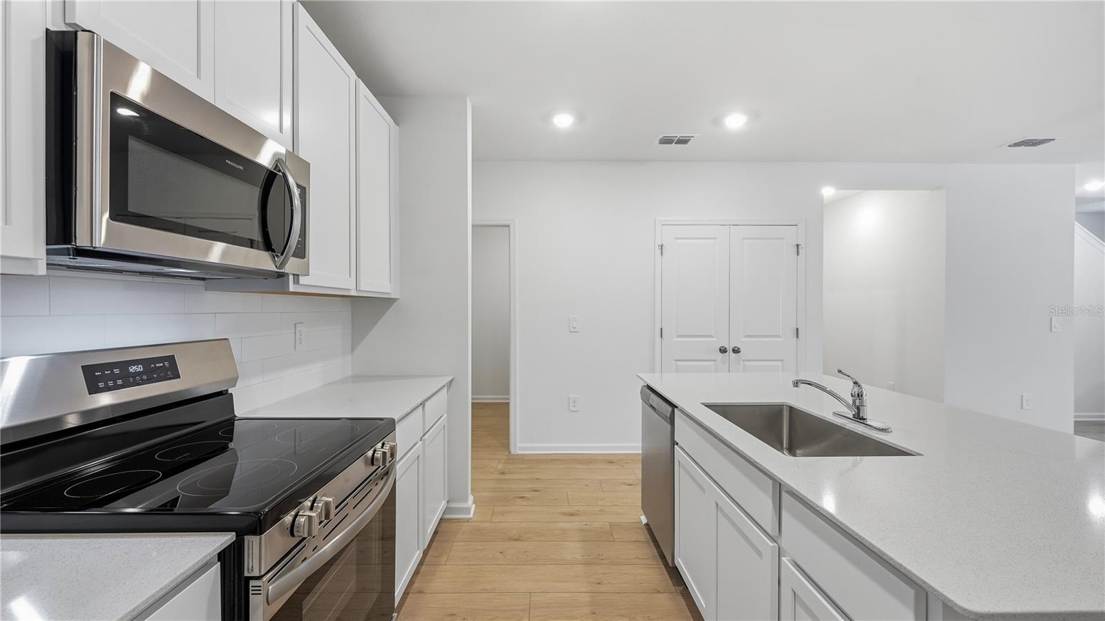 CROSSPRAIRIE 25 TH - Residential Lease