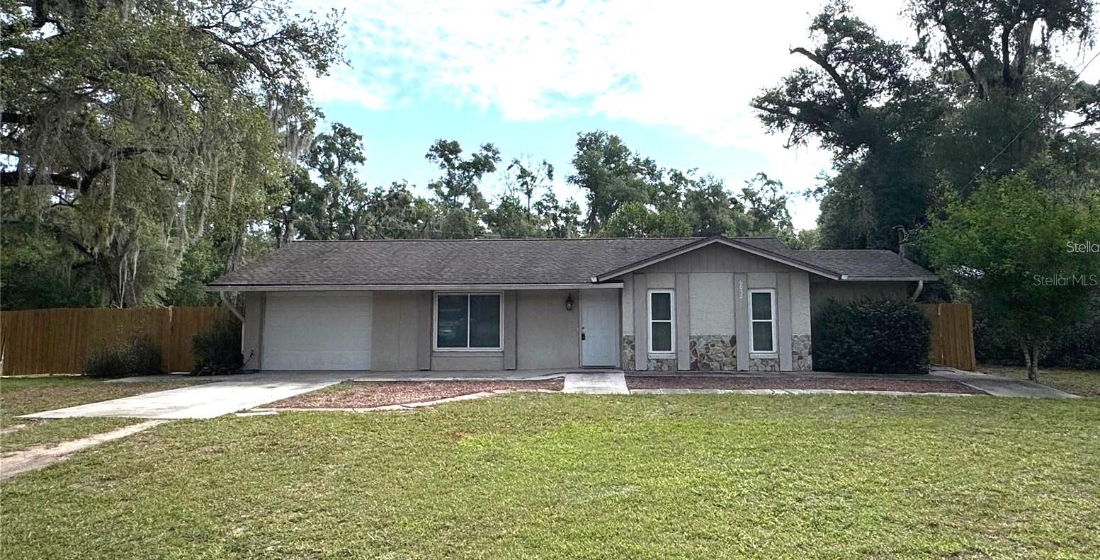 2/2 HOME ON SPACIOUS CORNER LOT IN RIDGE MANOR. THIS HOME FEATURES TILE THROUGHOUT, FENCED YARD AND ATTACHED GARAGE WITH WASHER/DRYER HOOKUP. CONVENIENTLY LOCATED CLOSE TO PARKS AND I75 ACCESS. AVAILABLE IMMEDIATELY.