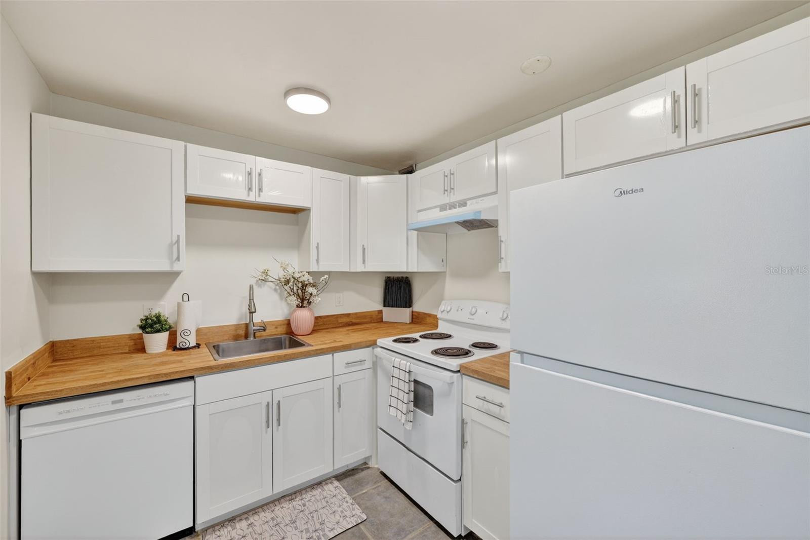 RAINTREE VILLAGE CONDO N - Residential