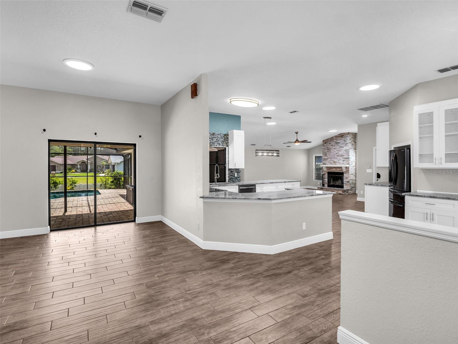 WHISPERING LAKES - Residential