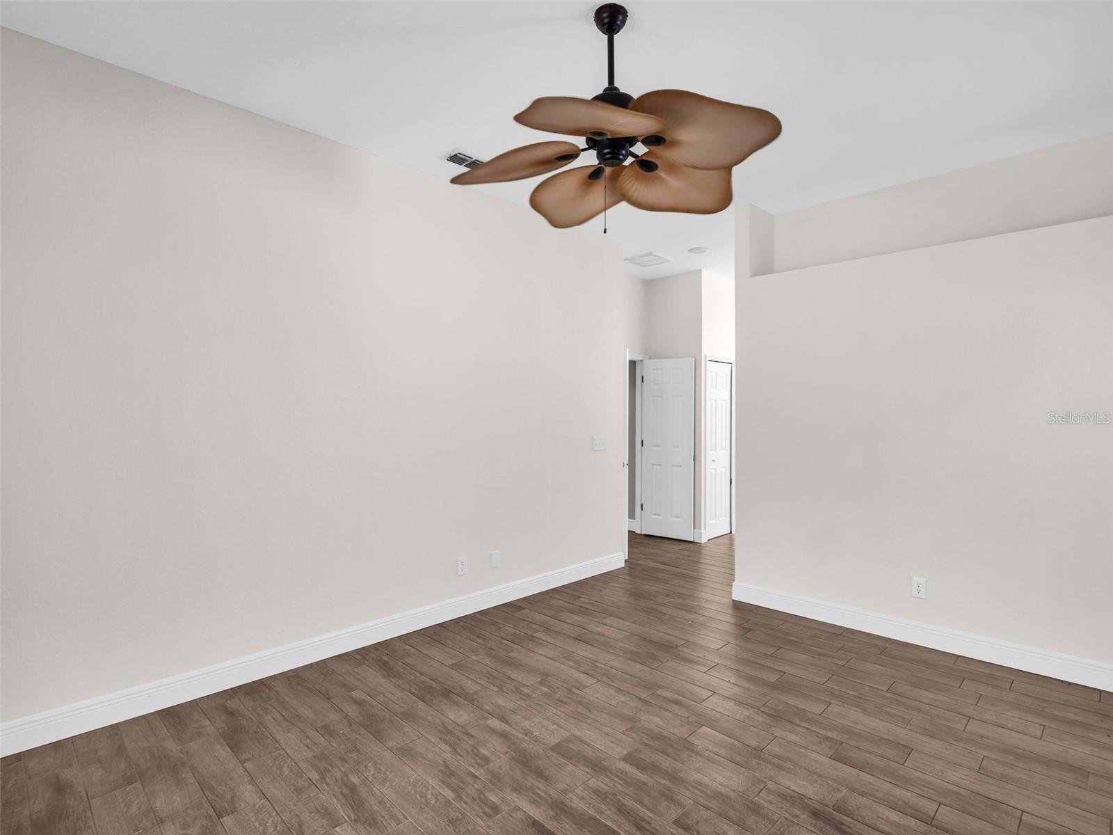 WHISPERING LAKES - Residential