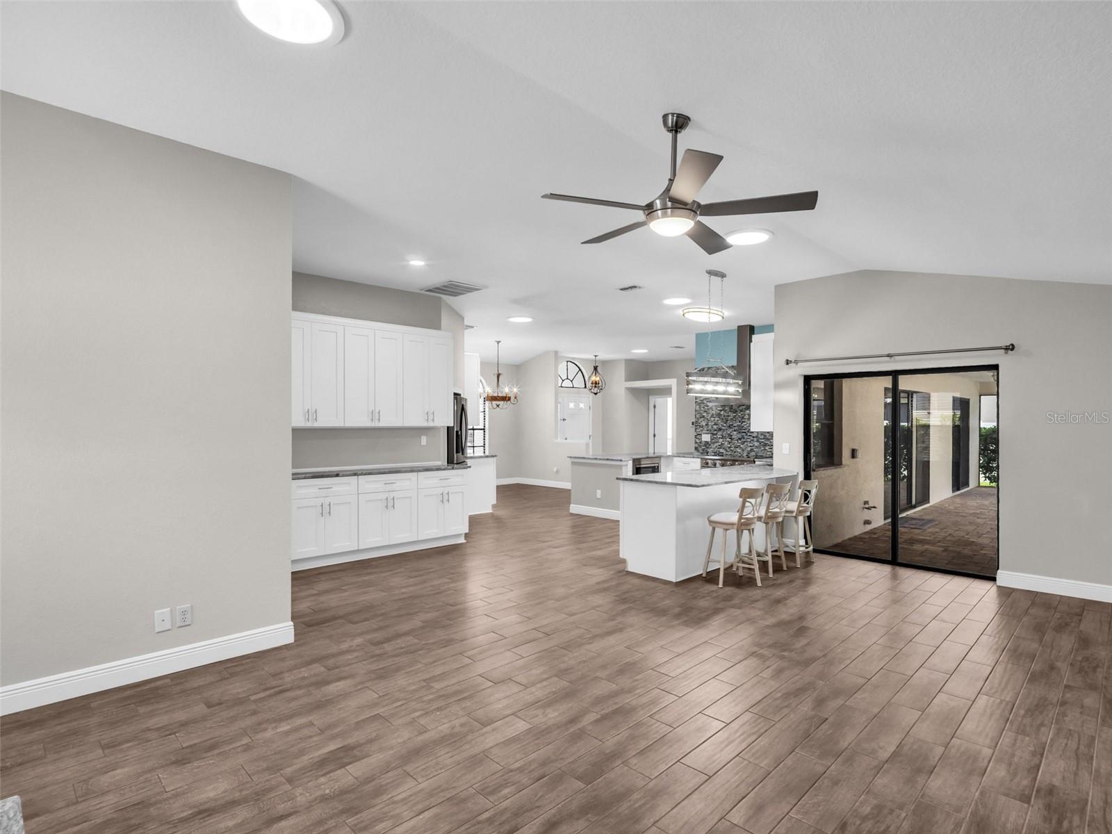 WHISPERING LAKES - Residential