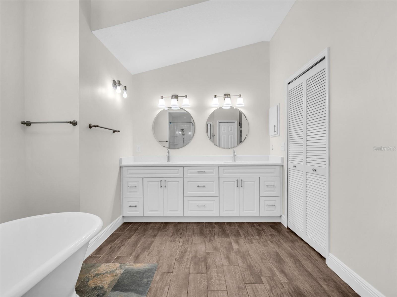 WHISPERING LAKES - Residential