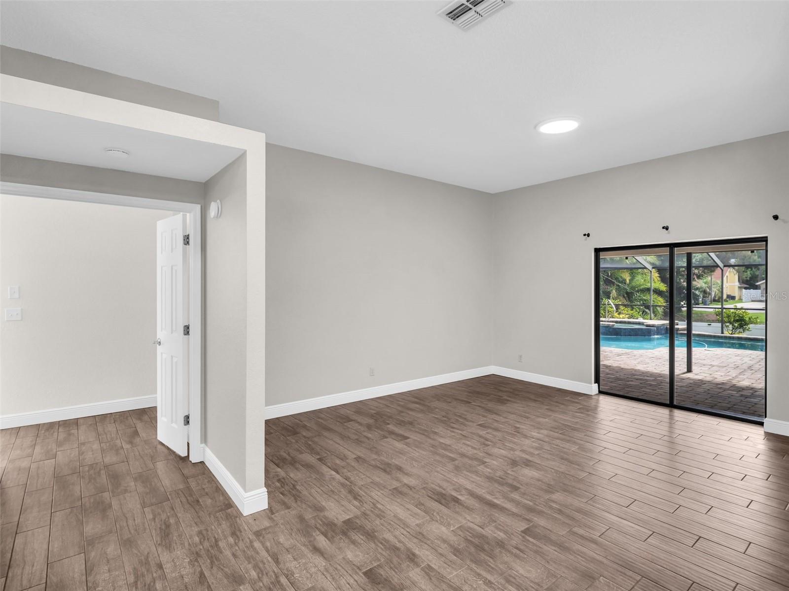 WHISPERING LAKES - Residential