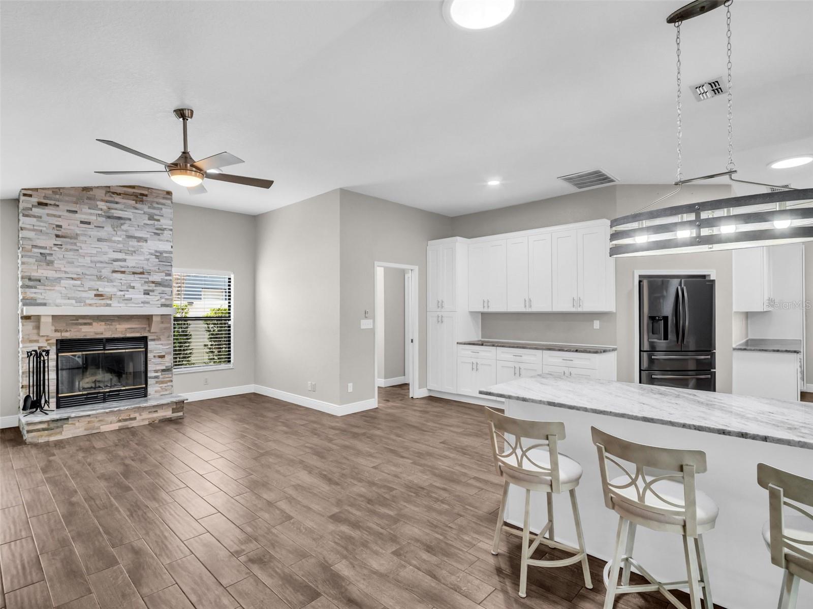 WHISPERING LAKES - Residential