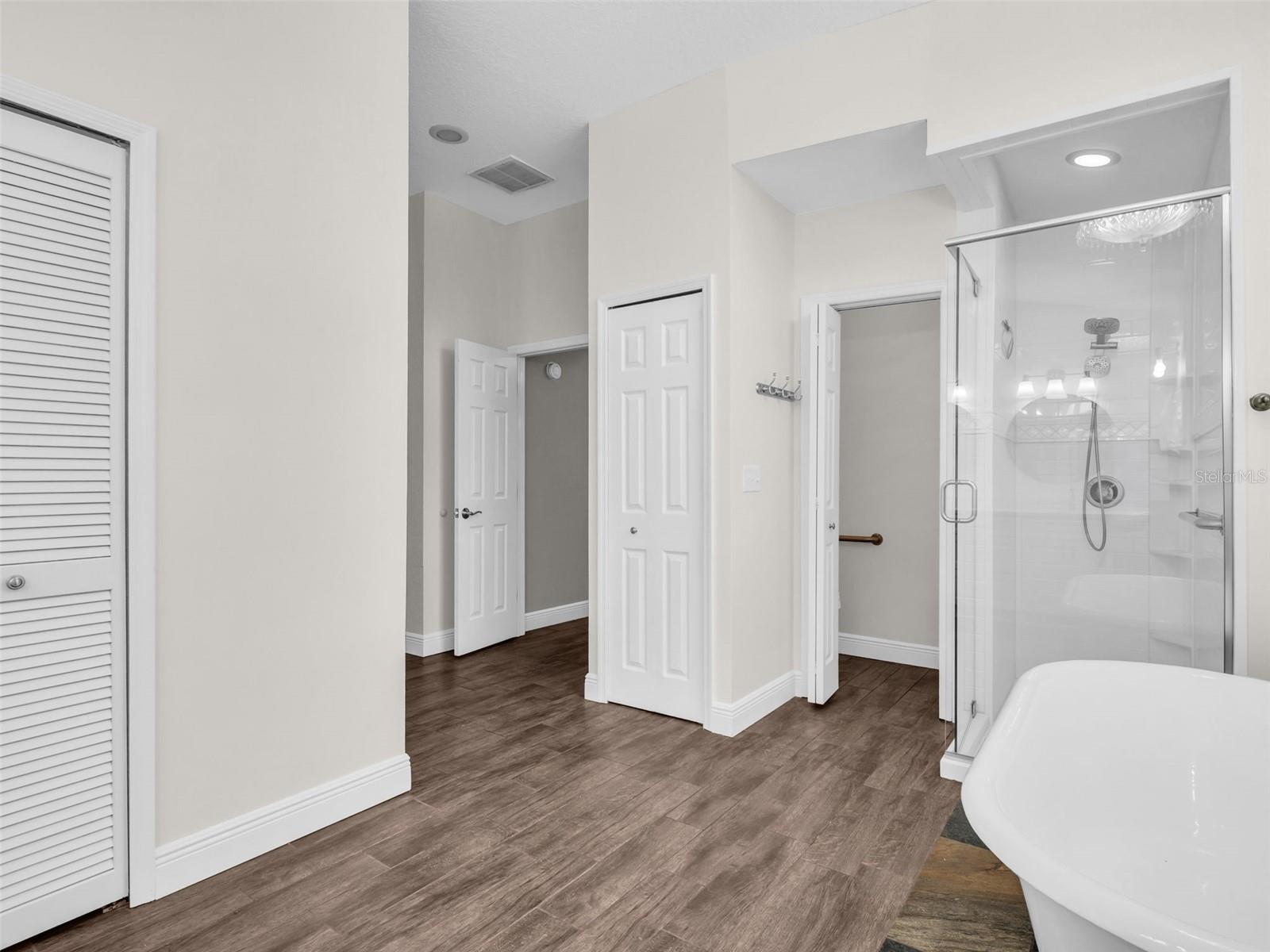 WHISPERING LAKES - Residential