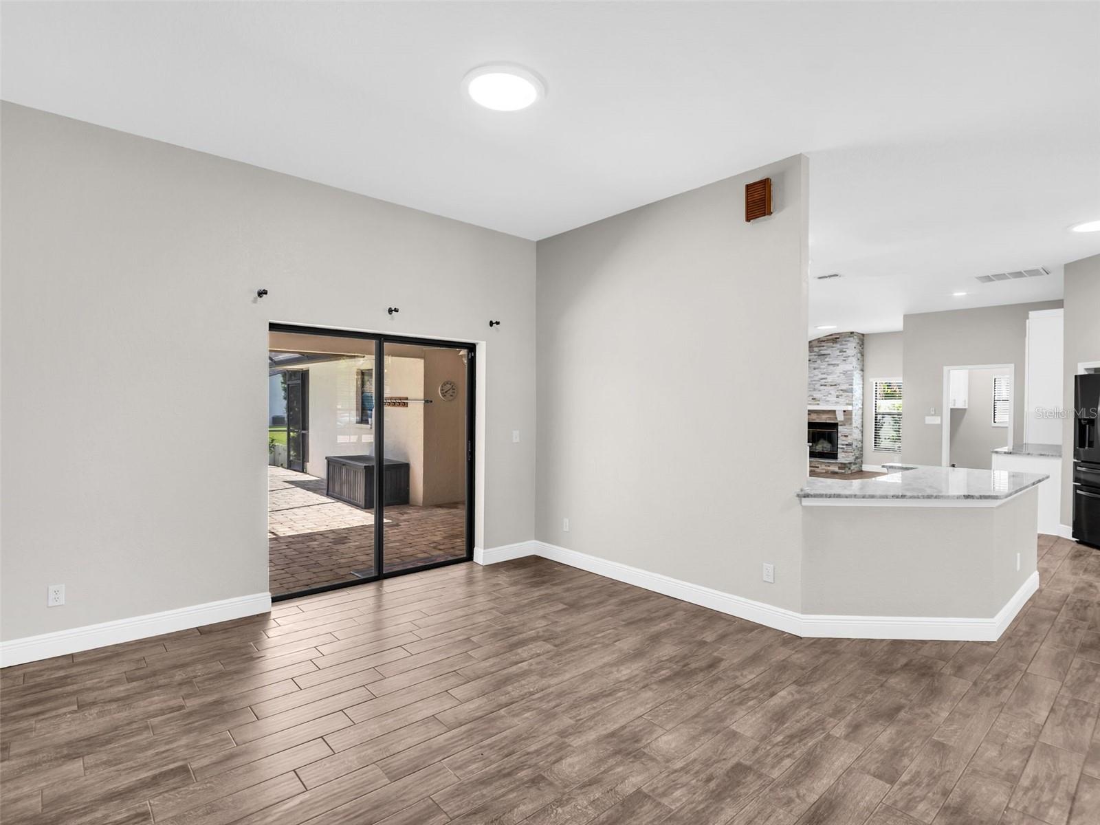 WHISPERING LAKES - Residential