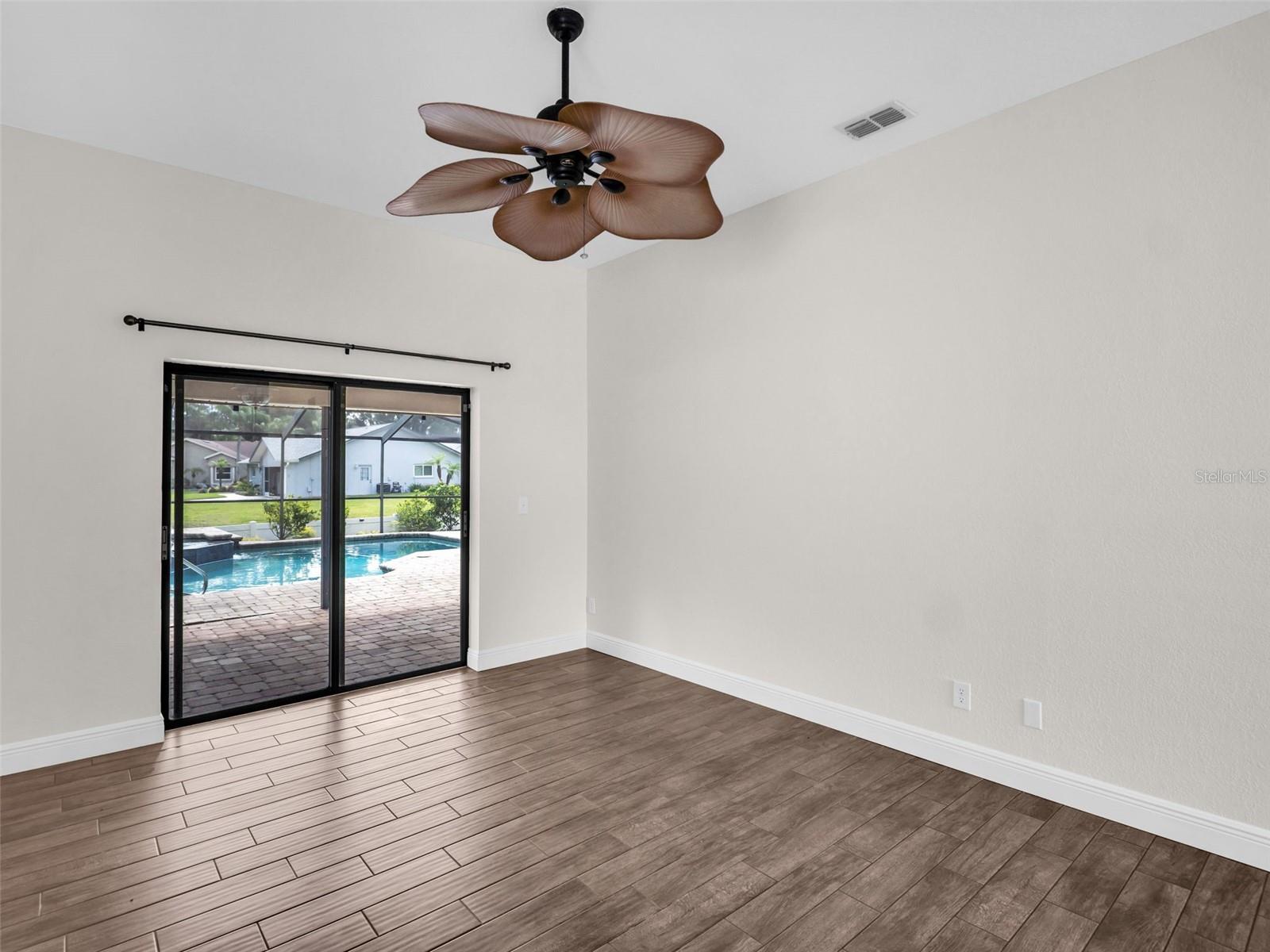 WHISPERING LAKES - Residential