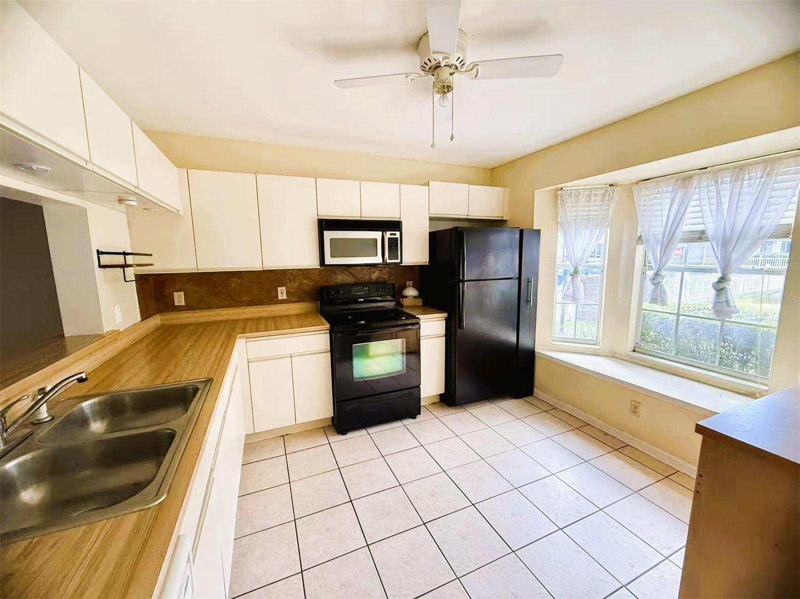 THATCHERS LANDING CONDO 03 - Residential Lease