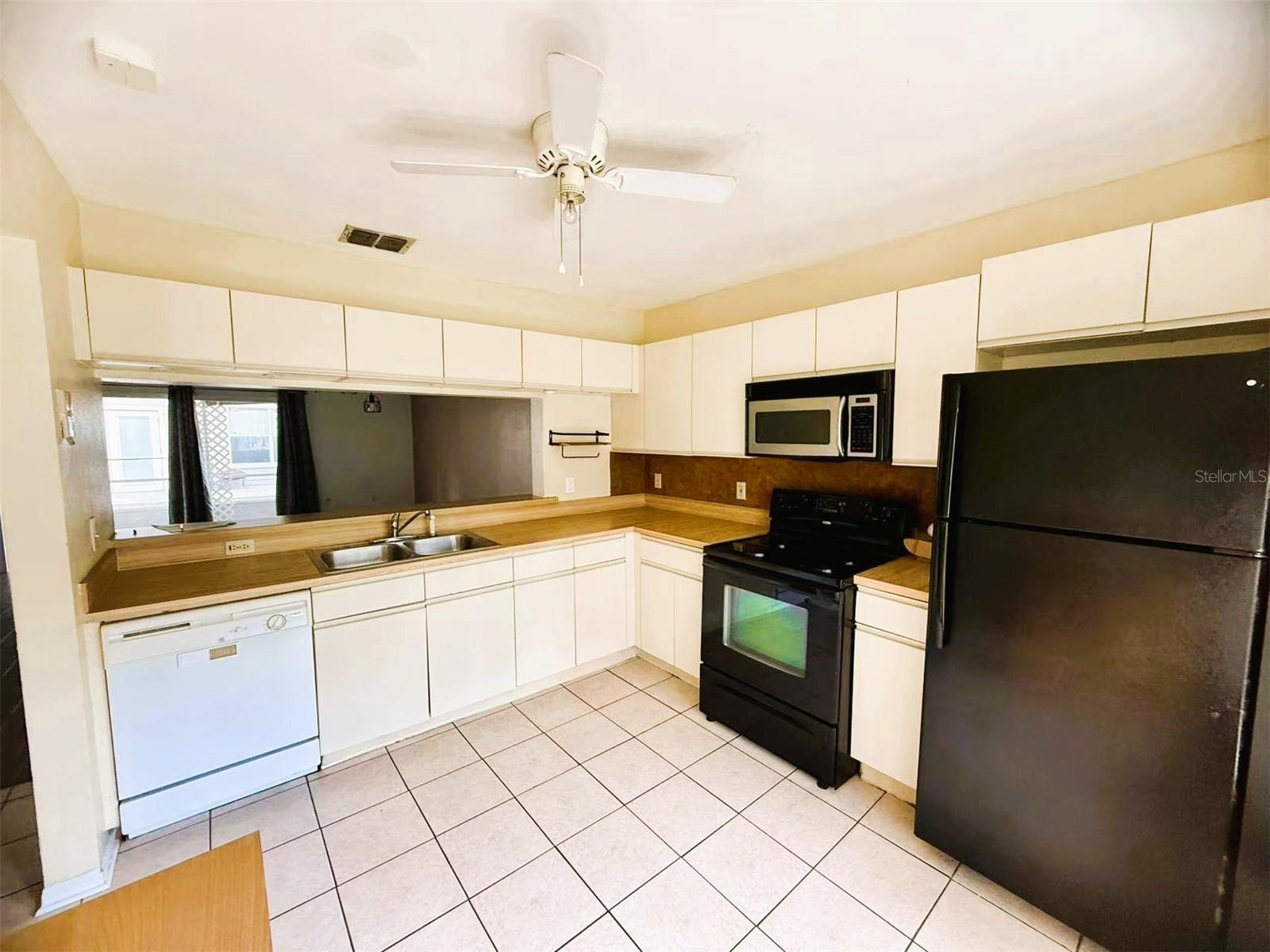 THATCHERS LANDING CONDO 03 - Residential Lease