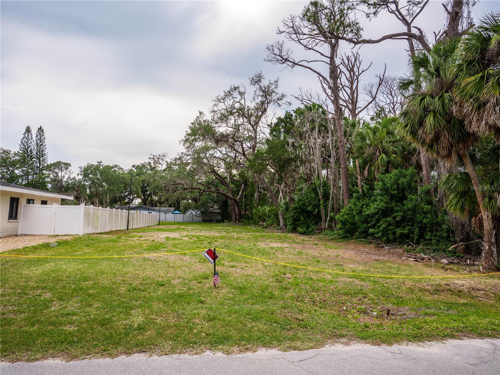 A nice building lot in Port Richey close to the boat ramp and two marinas for boat storage.  Approximately 55x160.  It is also near the
Cottee River which has direct access to the Gulf.  Lot of new ideas going on in the City .  Take a look.