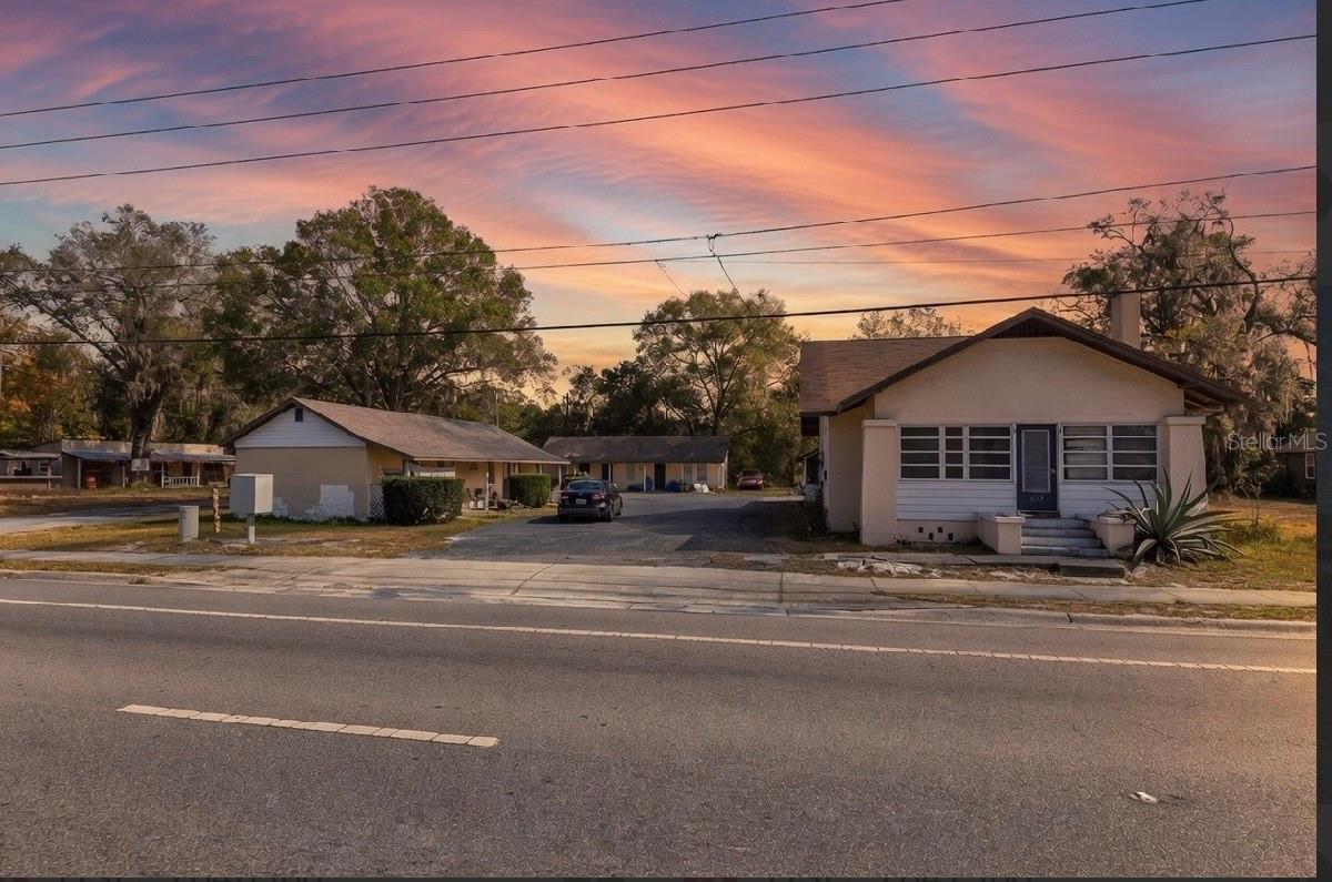 Strong cash-flowing 6-unit investment opportunity in North DeLand, located directly on US-17, just one block from Walmart. Excellent walkability with banks, restaurants, and retail nearby—an ideal setup for consistent tenant demand and long-term appreciation.